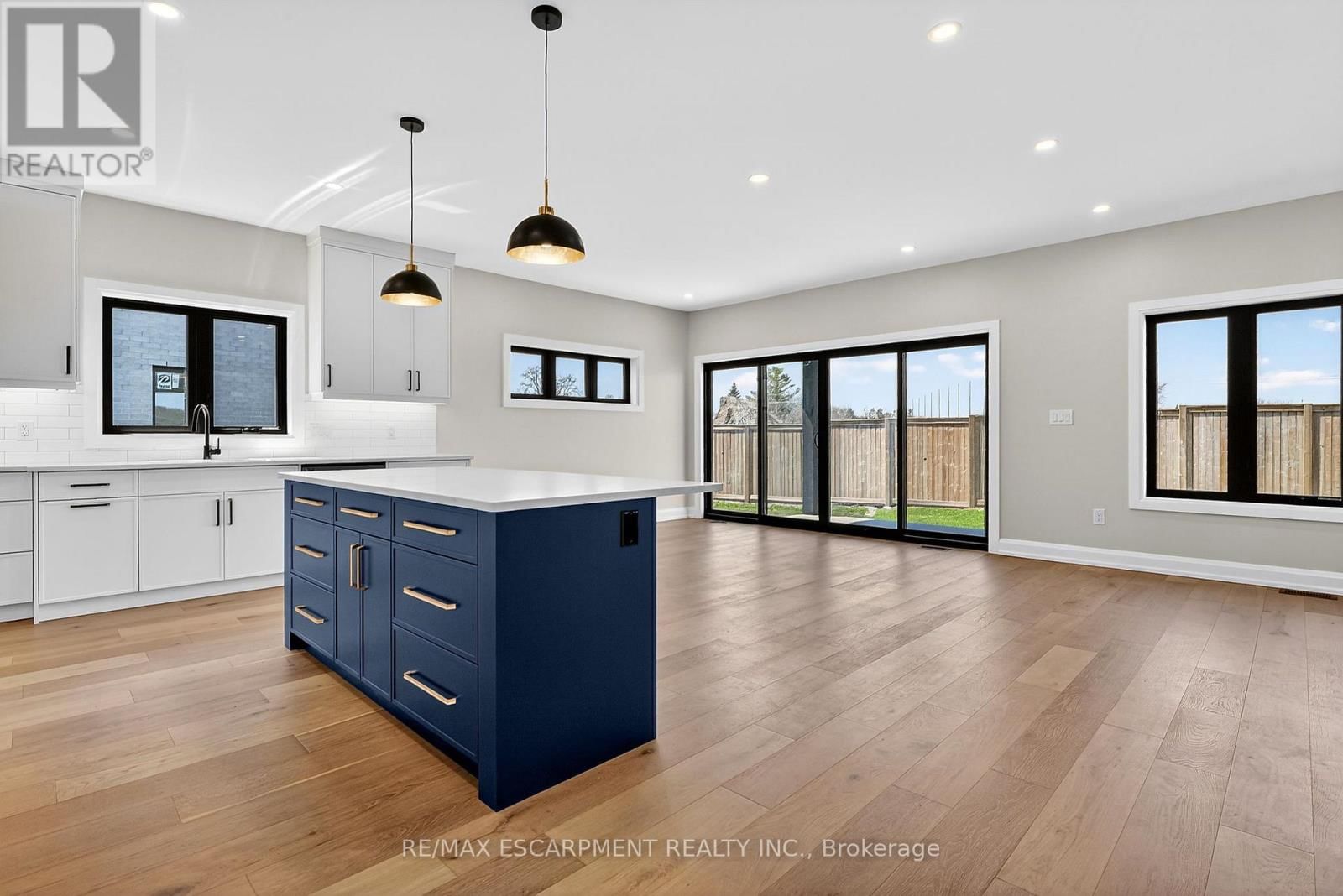 6192 CURLIN CRESCENT Image 16