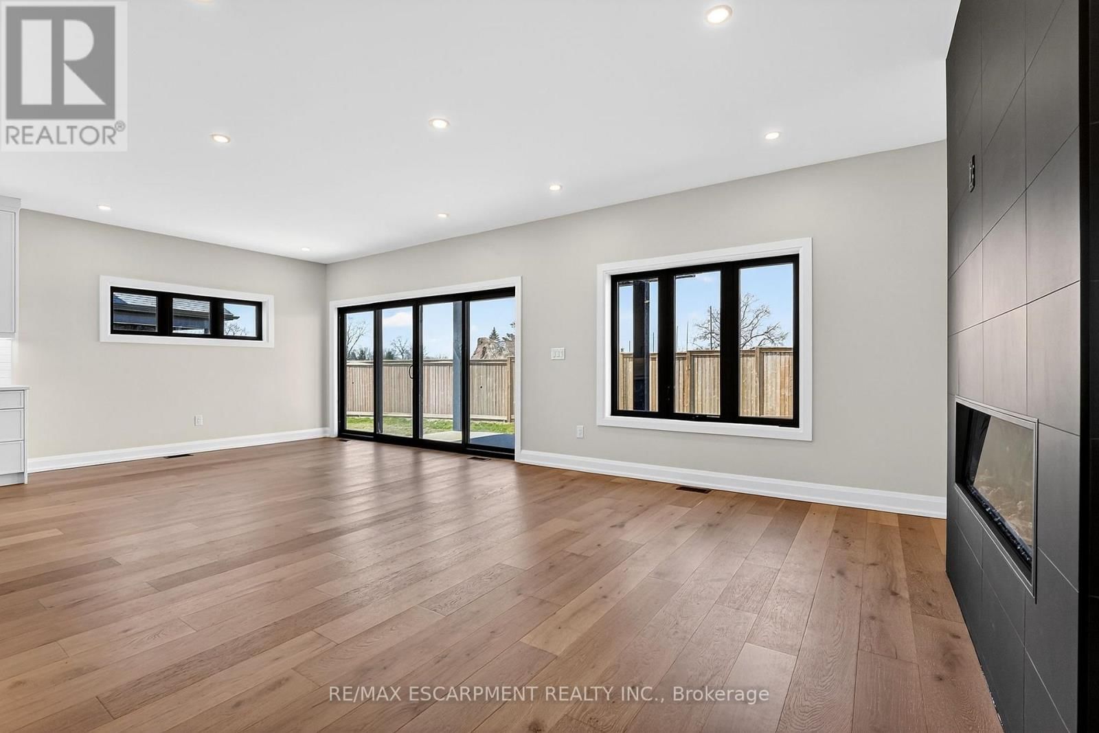 6192 CURLIN CRESCENT Image 18