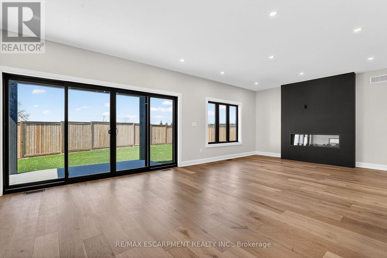 6192 CURLIN CRESCENT Image 19