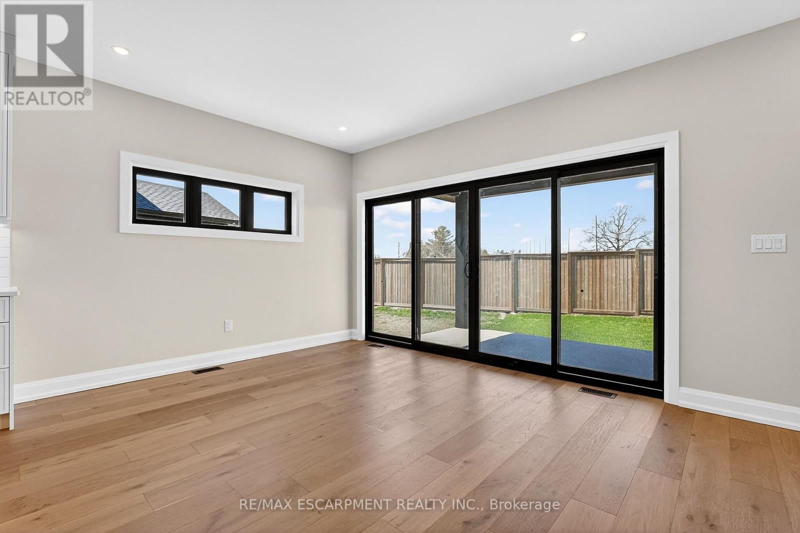 6192 CURLIN CRESCENT Image 24