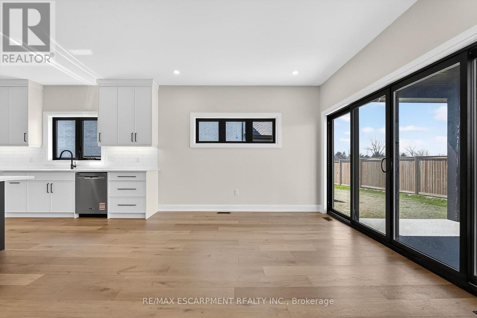 6192 CURLIN CRESCENT Image 25