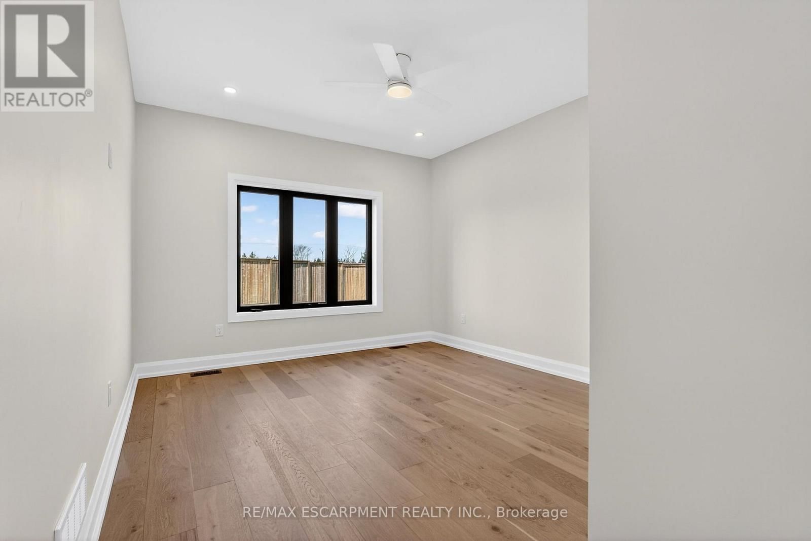 6192 CURLIN CRESCENT Image 26