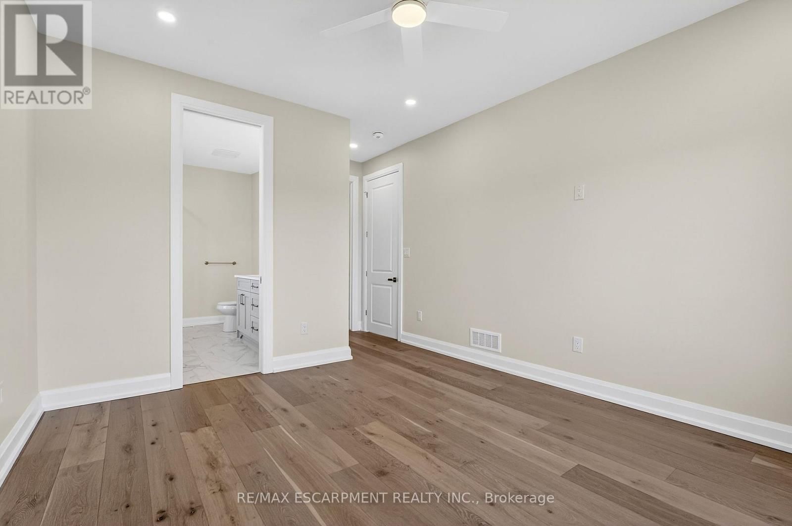 6192 CURLIN CRESCENT Image 29