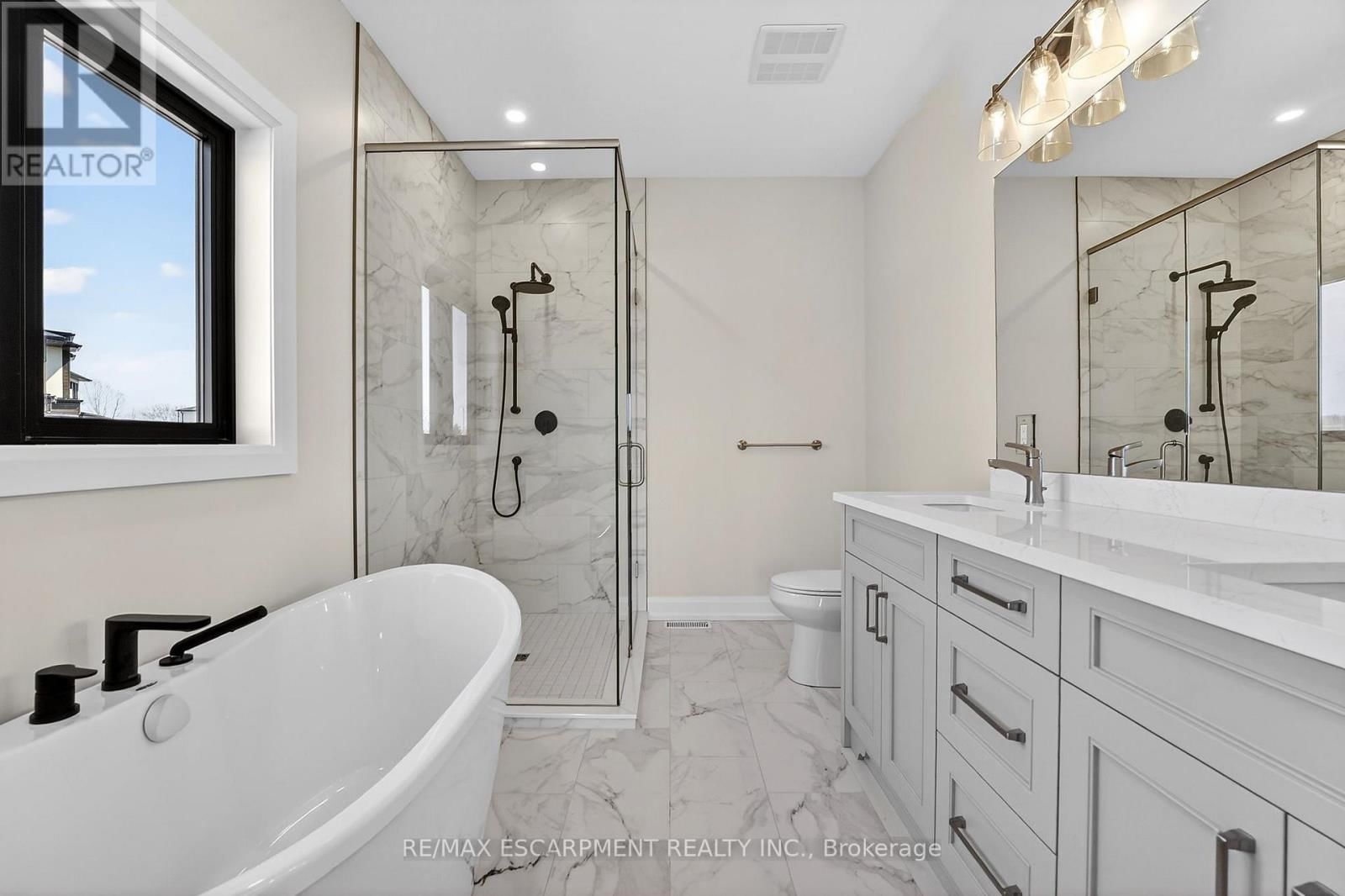 6192 CURLIN CRESCENT Image 30