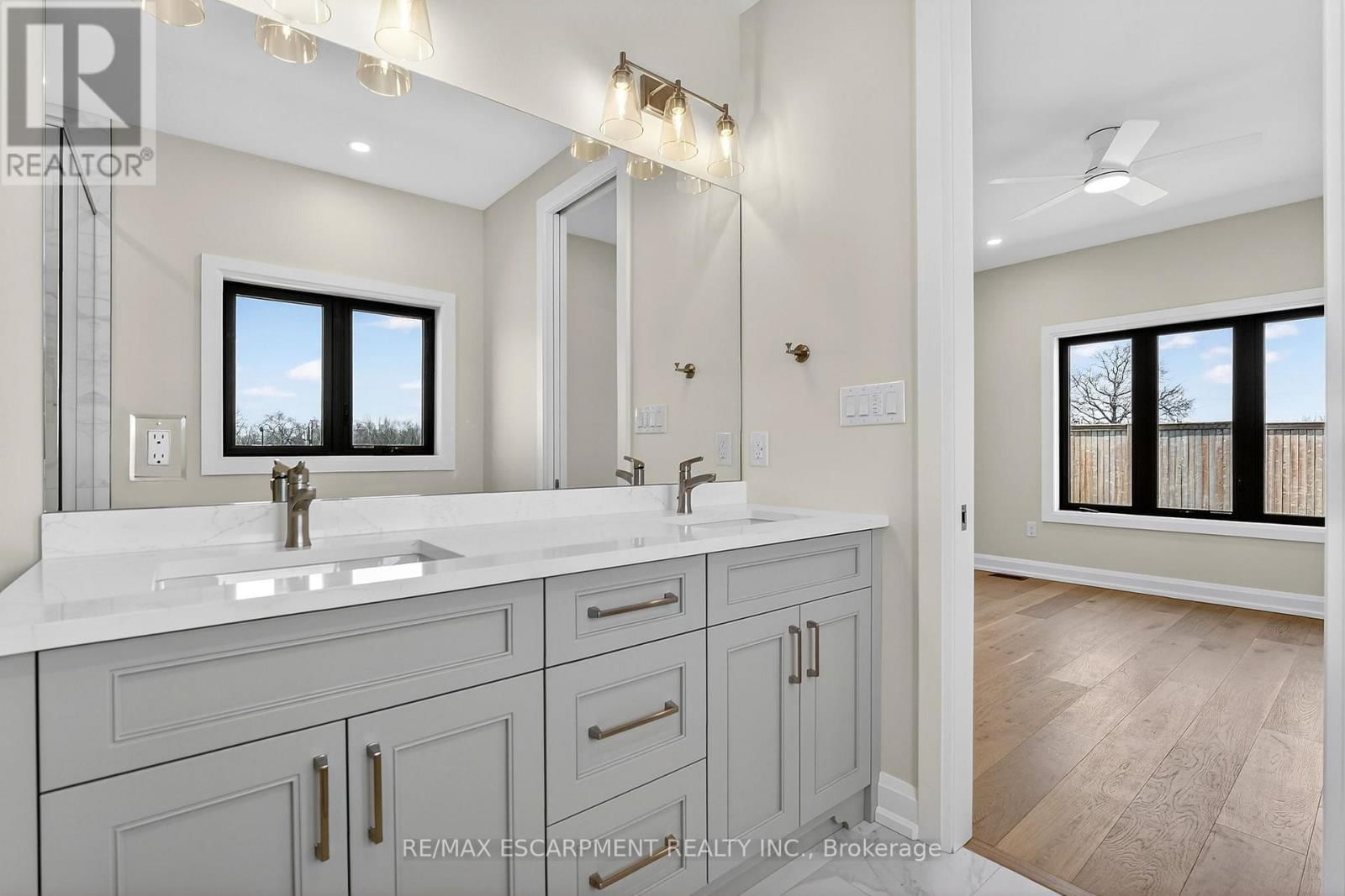 6192 CURLIN CRESCENT Image 31