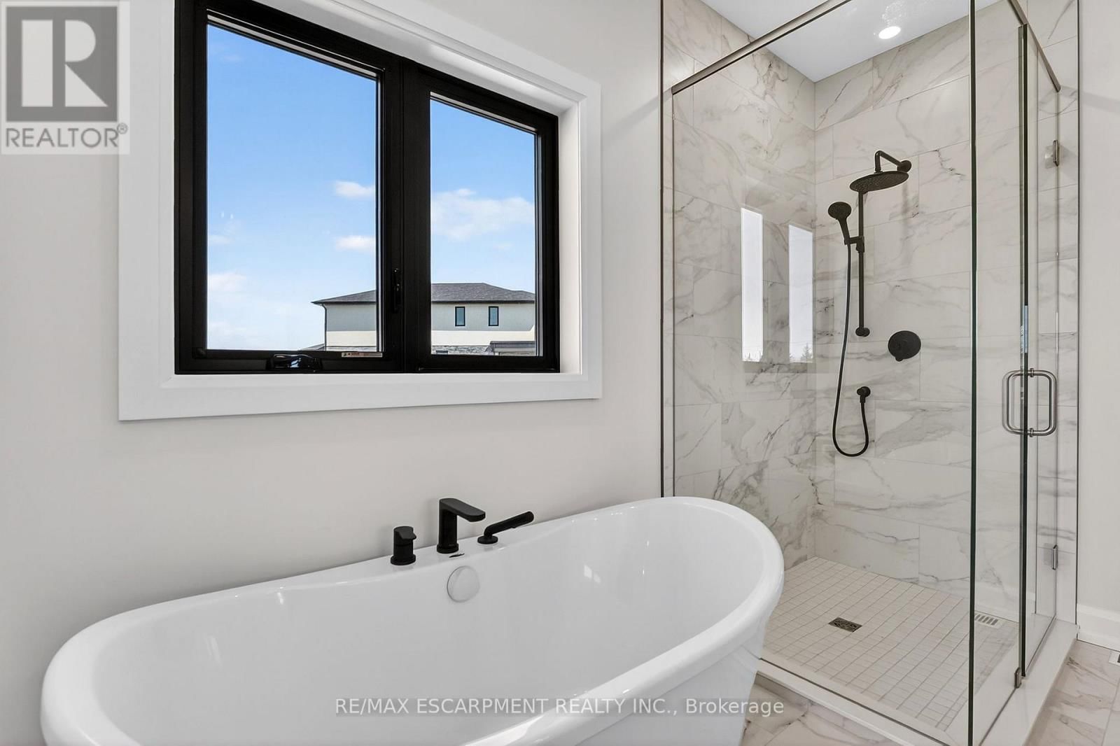 6192 CURLIN CRESCENT Image 32