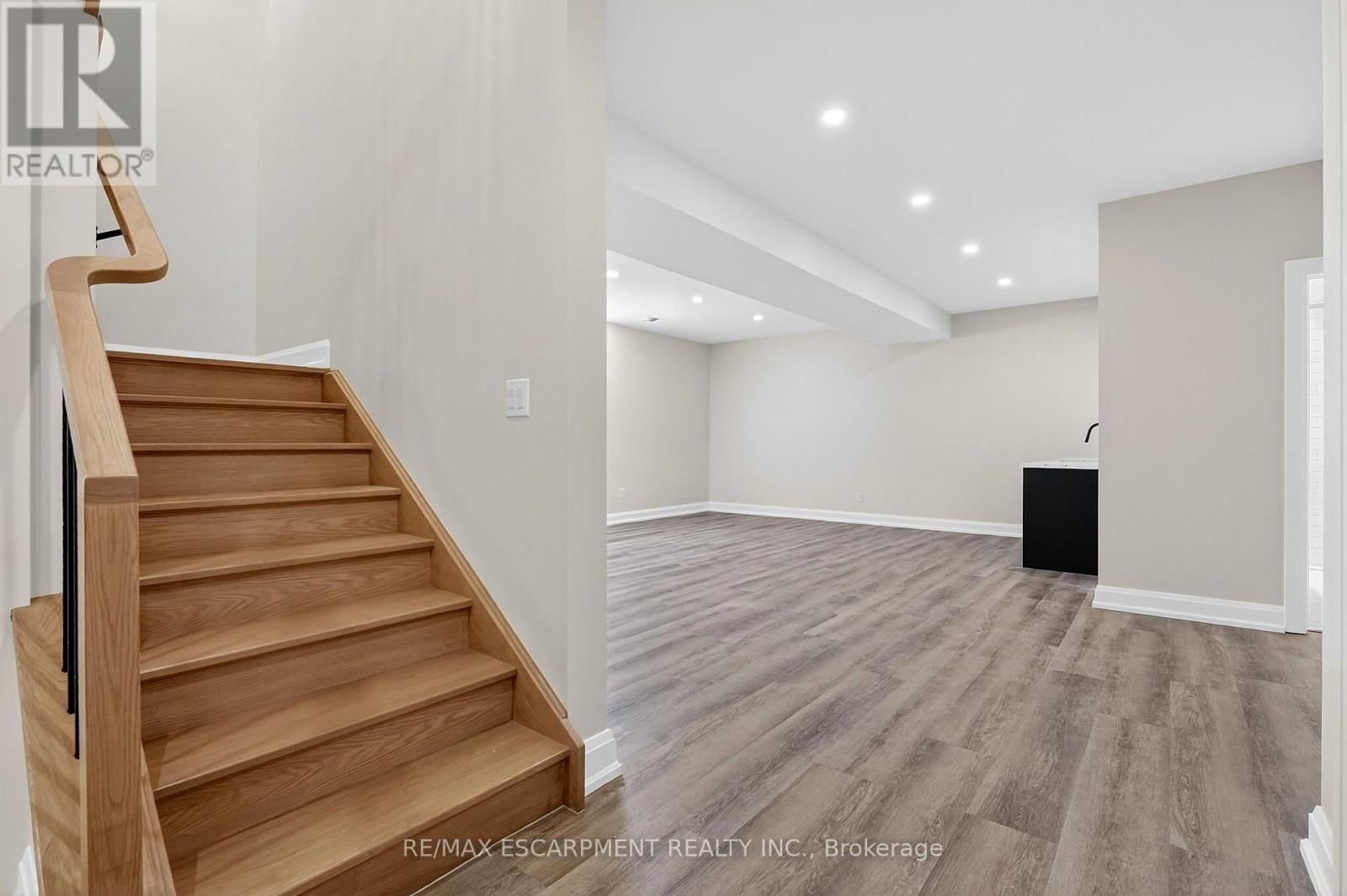 6192 CURLIN CRESCENT Image 34