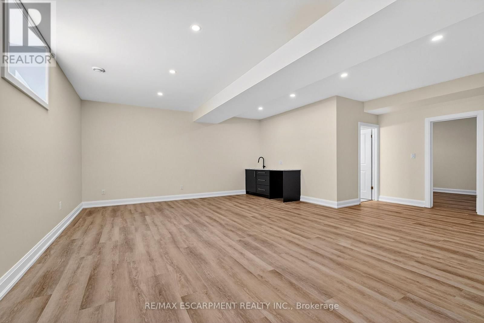 6192 CURLIN CRESCENT Image 36