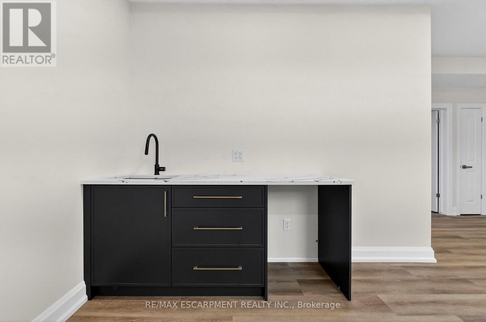 6192 CURLIN CRESCENT Image 38