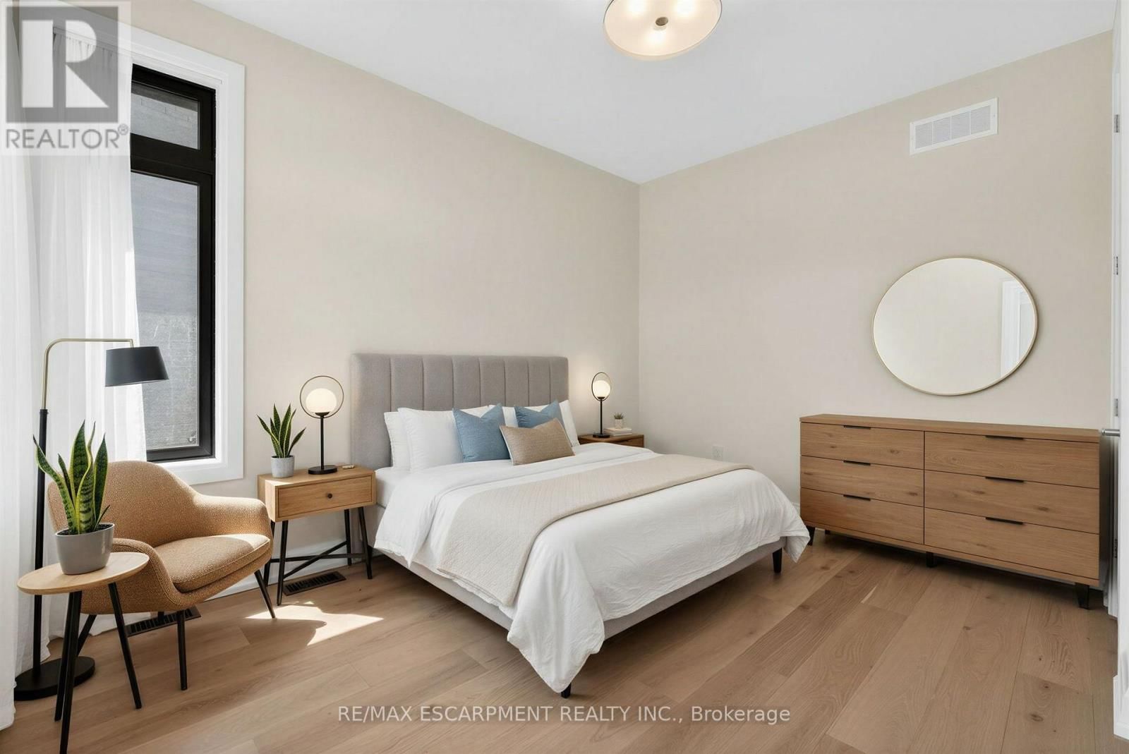 6192 CURLIN CRESCENT Image 4