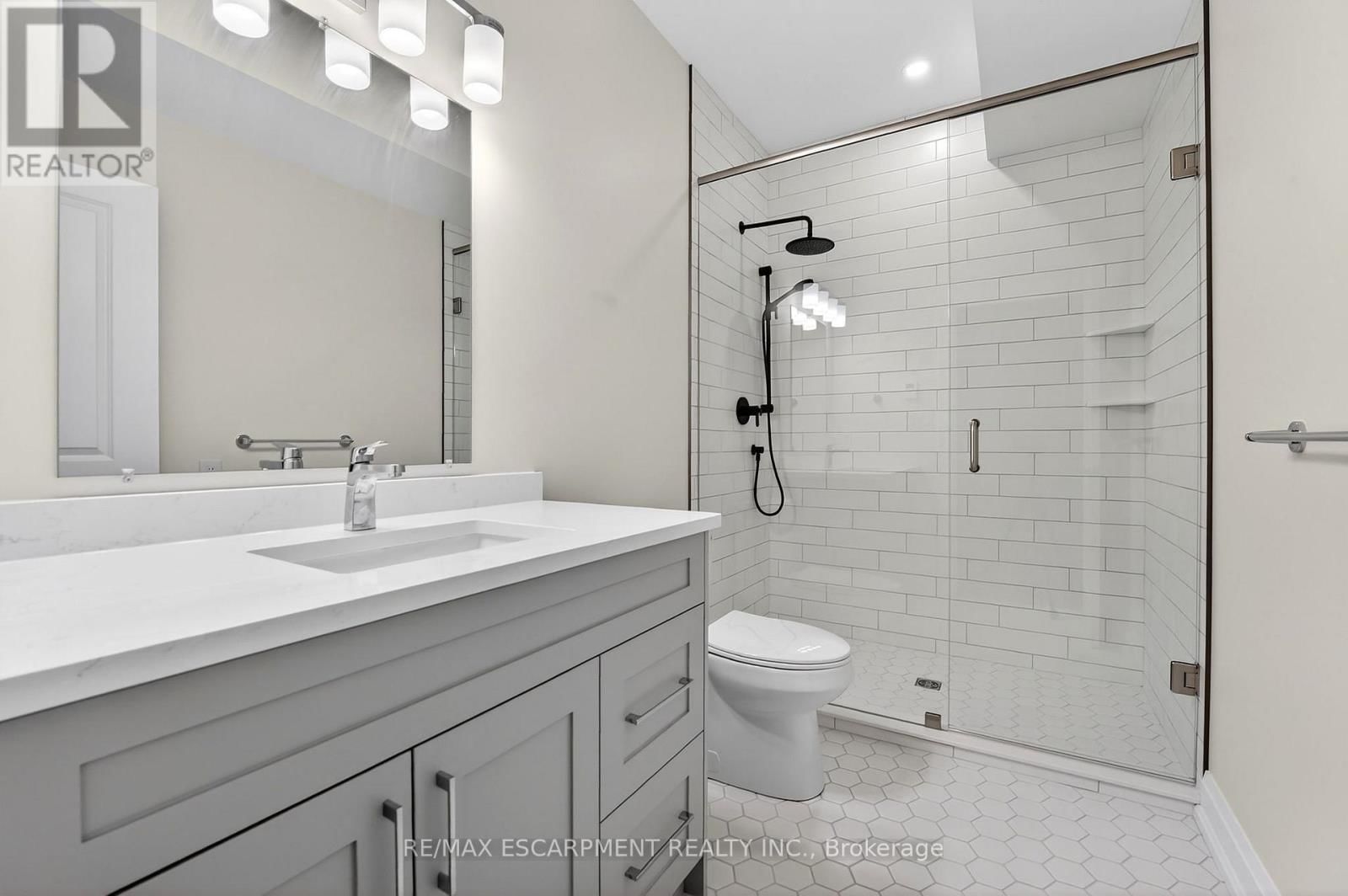 6192 CURLIN CRESCENT Image 42