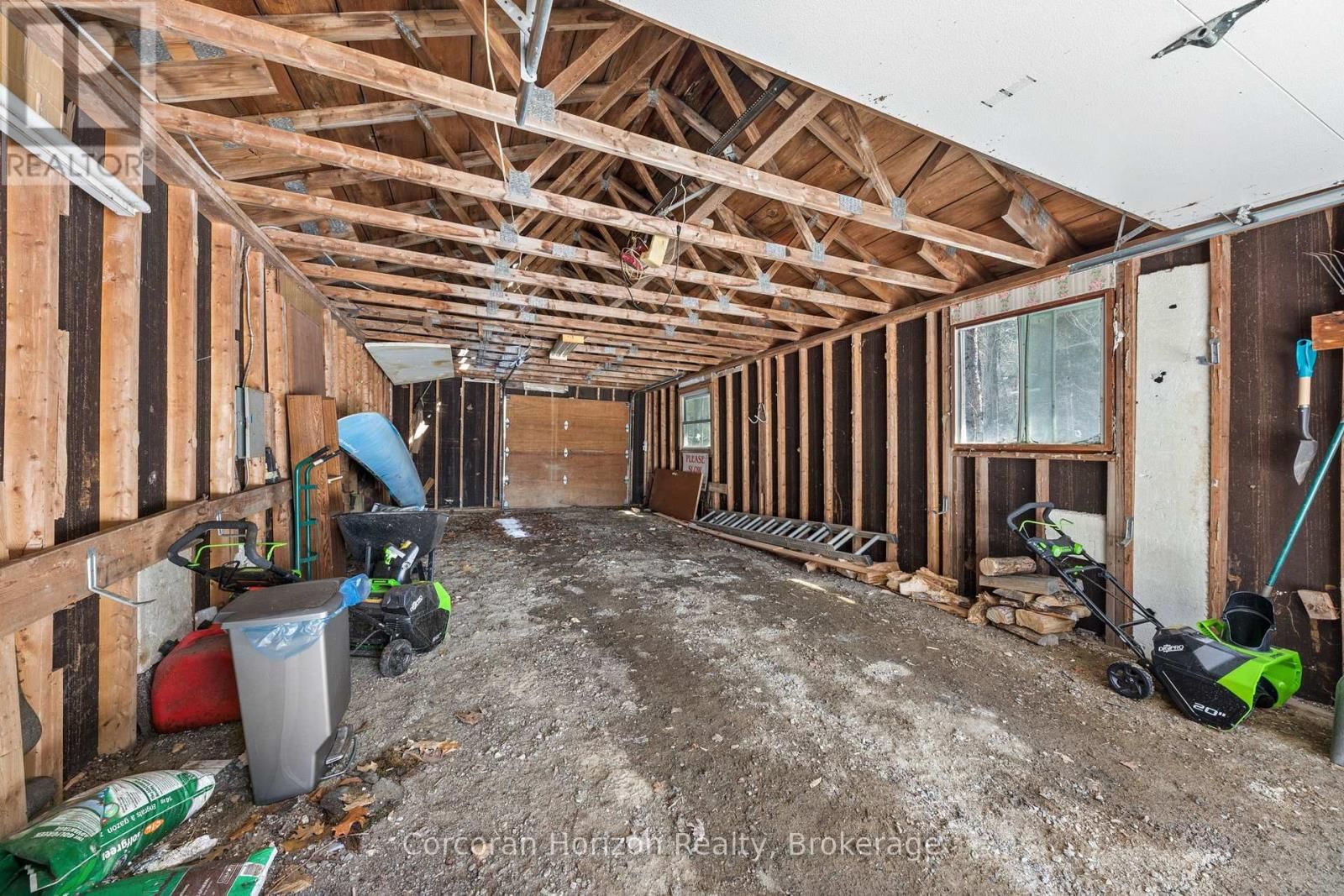 10 - 1021 HESNERS LAKE ROAD Image 46