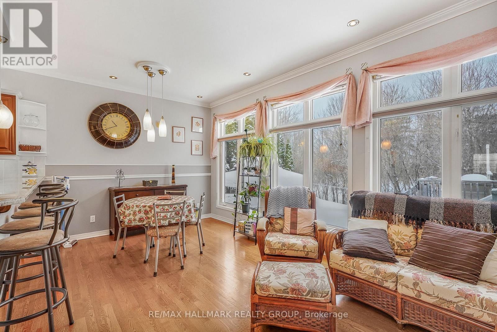 1103 DES PINS AVENUE Image 17