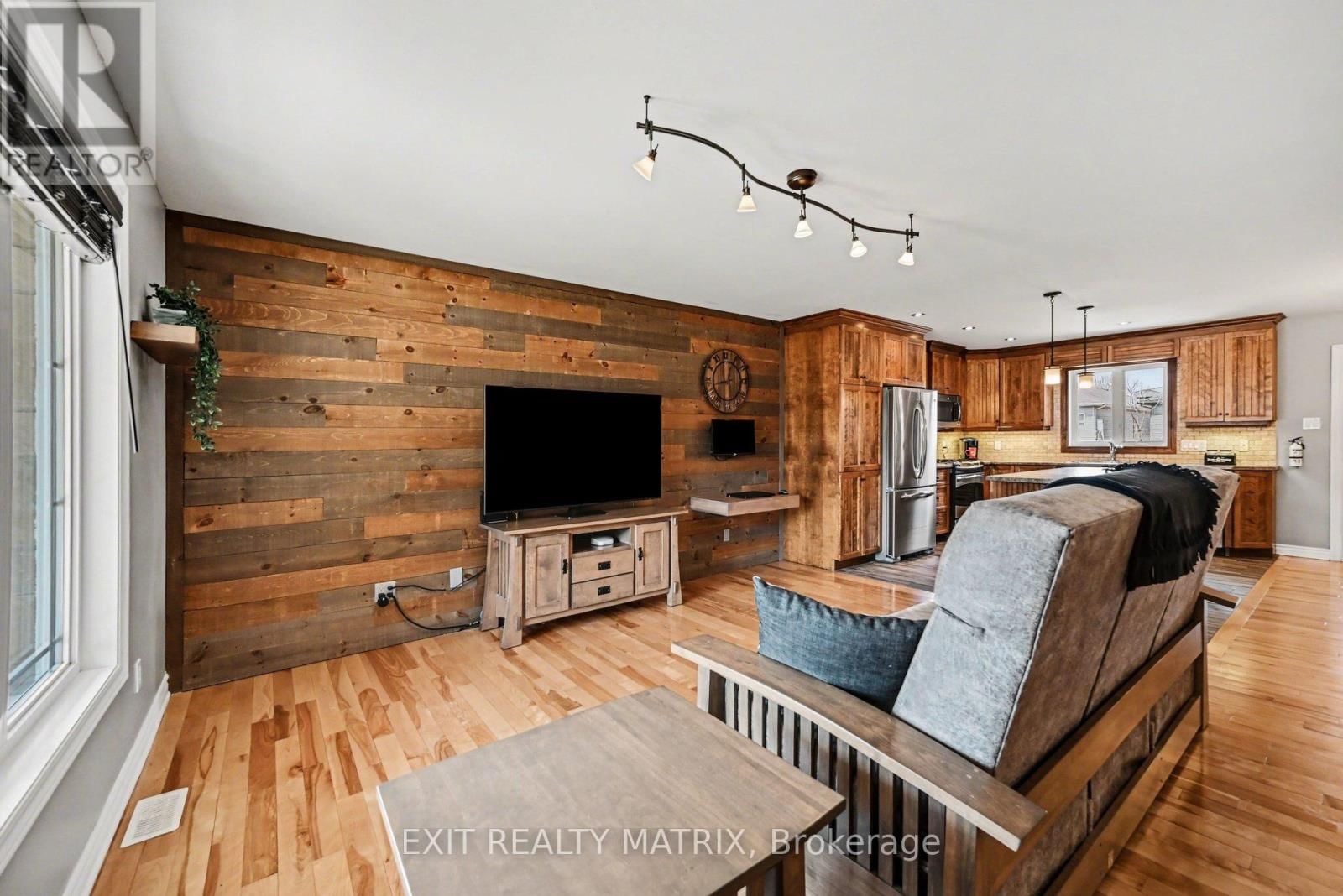 116 ROYAL COURT Image 4