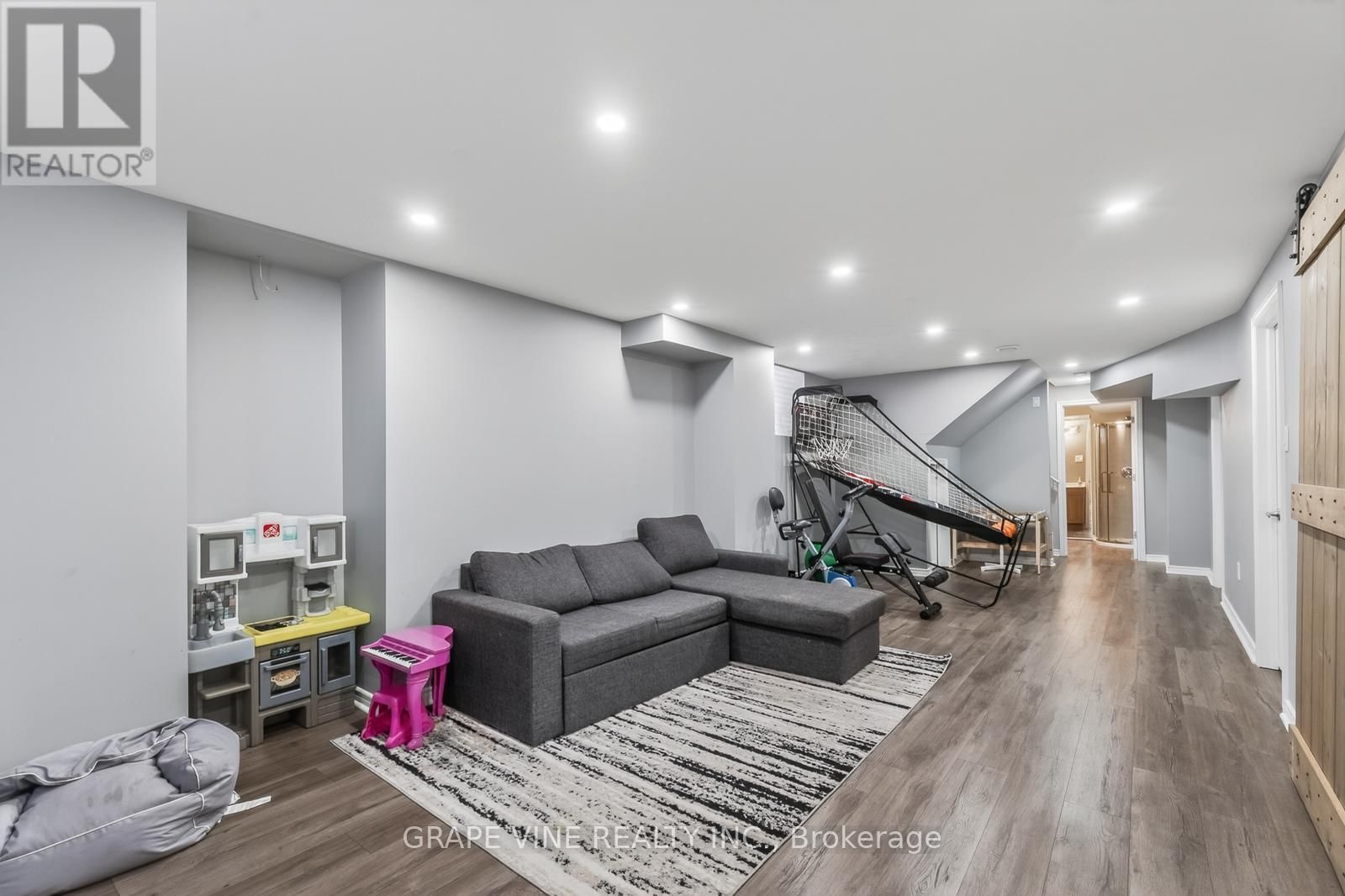 908 PEDIGREE STREET Image 34