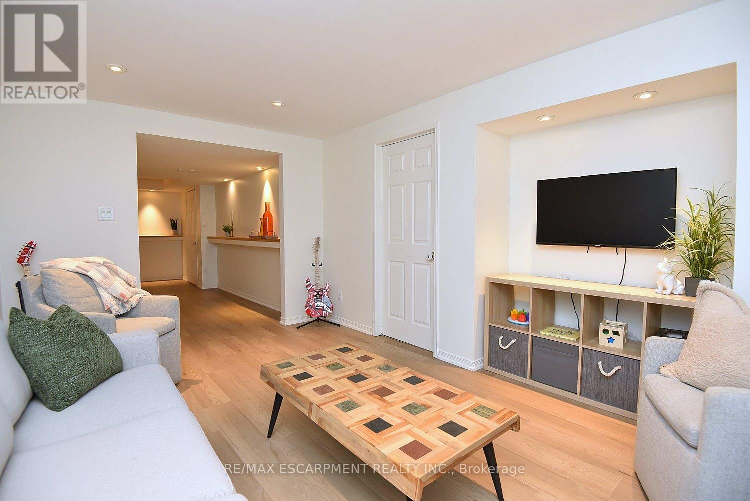 35 - 18 CEDAR STREET Image 35