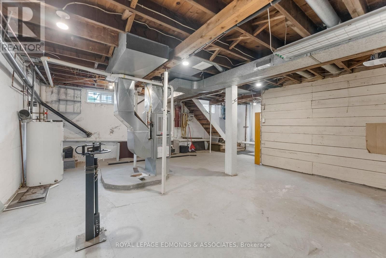 615 MOFFAT STREET Image 34