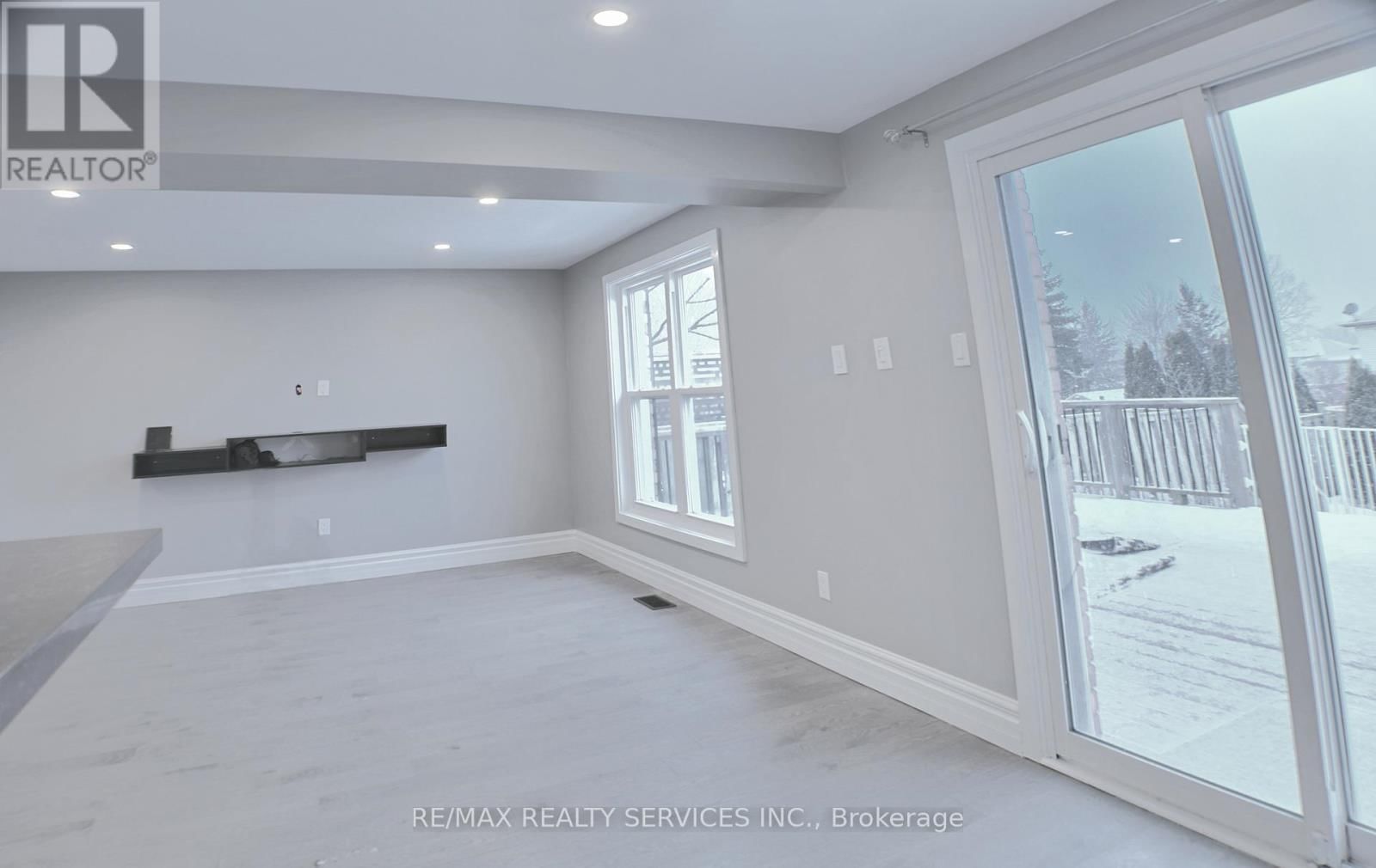 662 ELGIN STREET NORTH Image 20