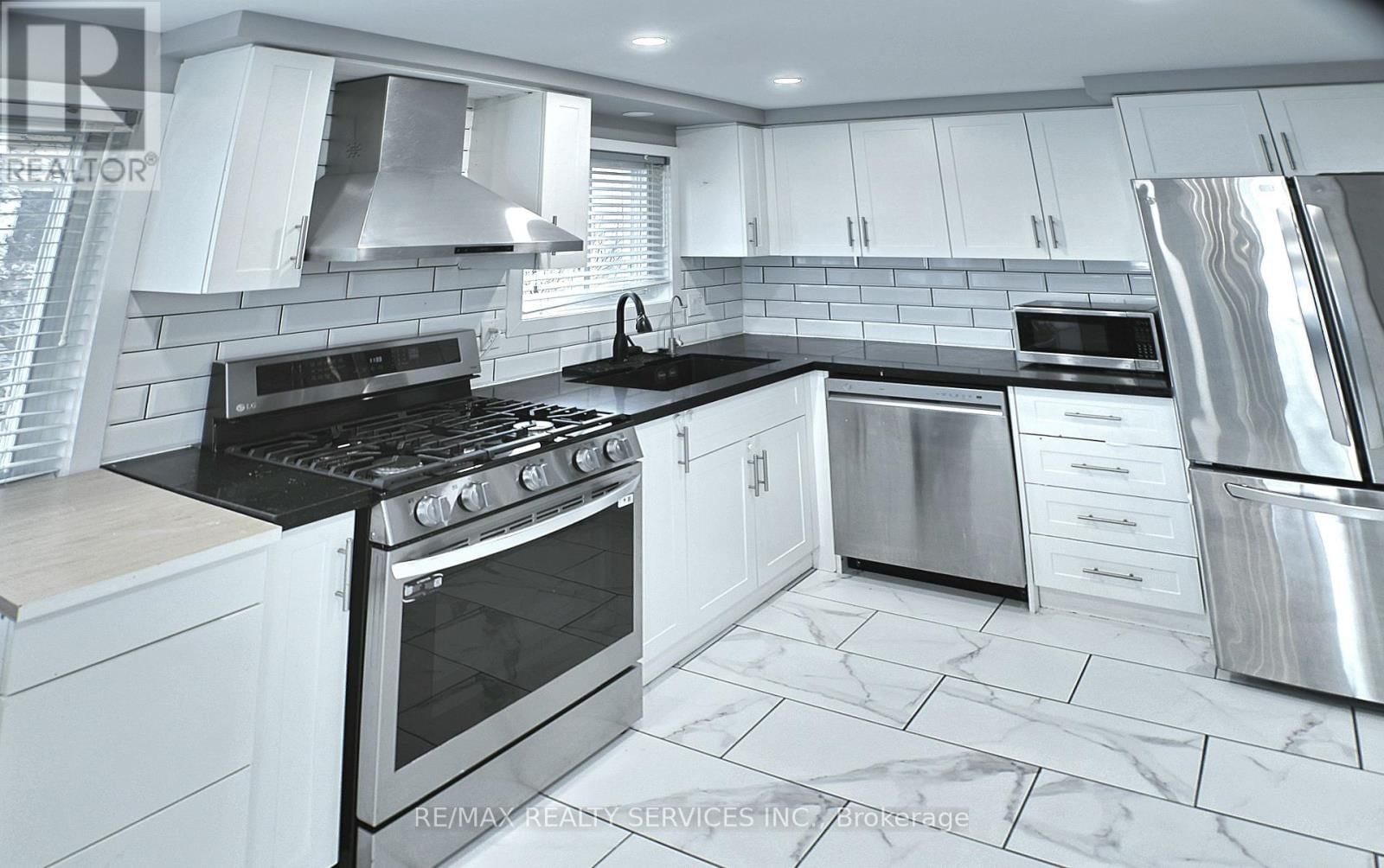 662 ELGIN STREET NORTH Image 25