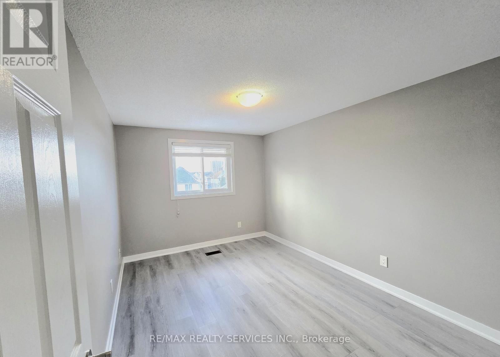 662 ELGIN STREET NORTH Image 37