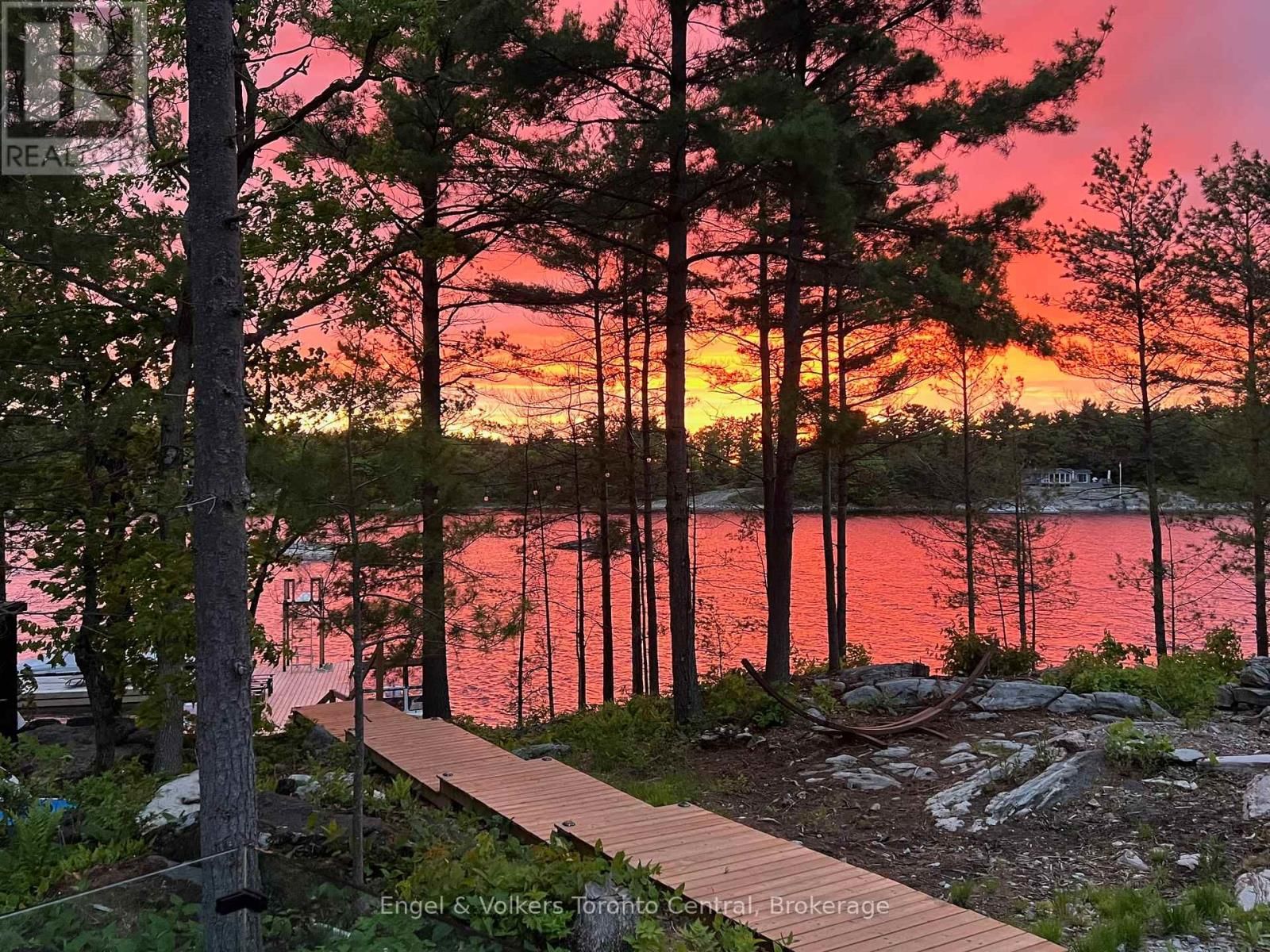 736 2190 ISLAND Image 3