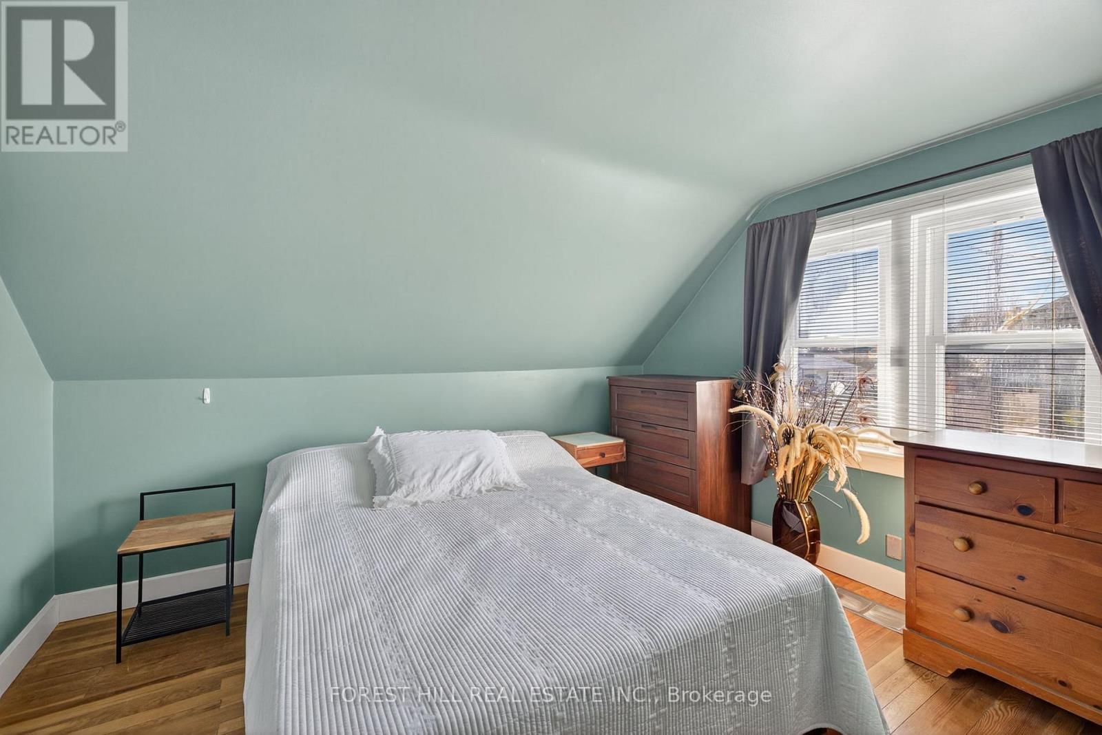 3 ELORA STREET NORTH Image 31