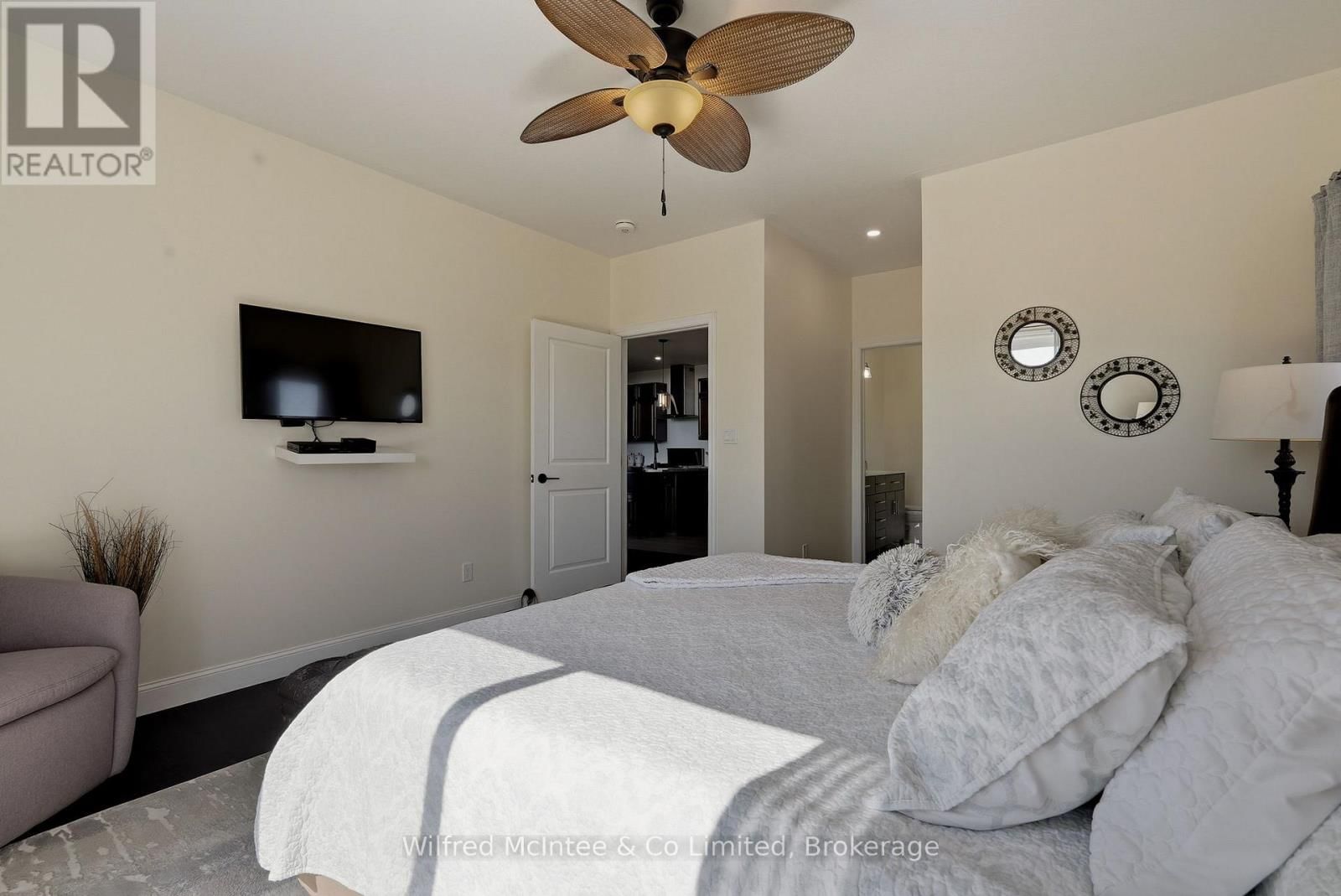 1054 4 CORNERS EAST Image 30