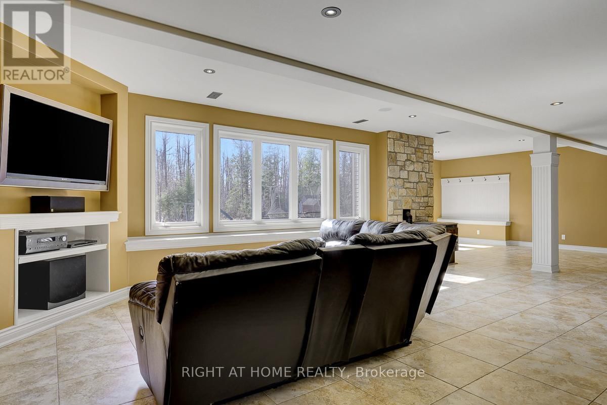 8660 FLEWELLYN ROAD Image 28