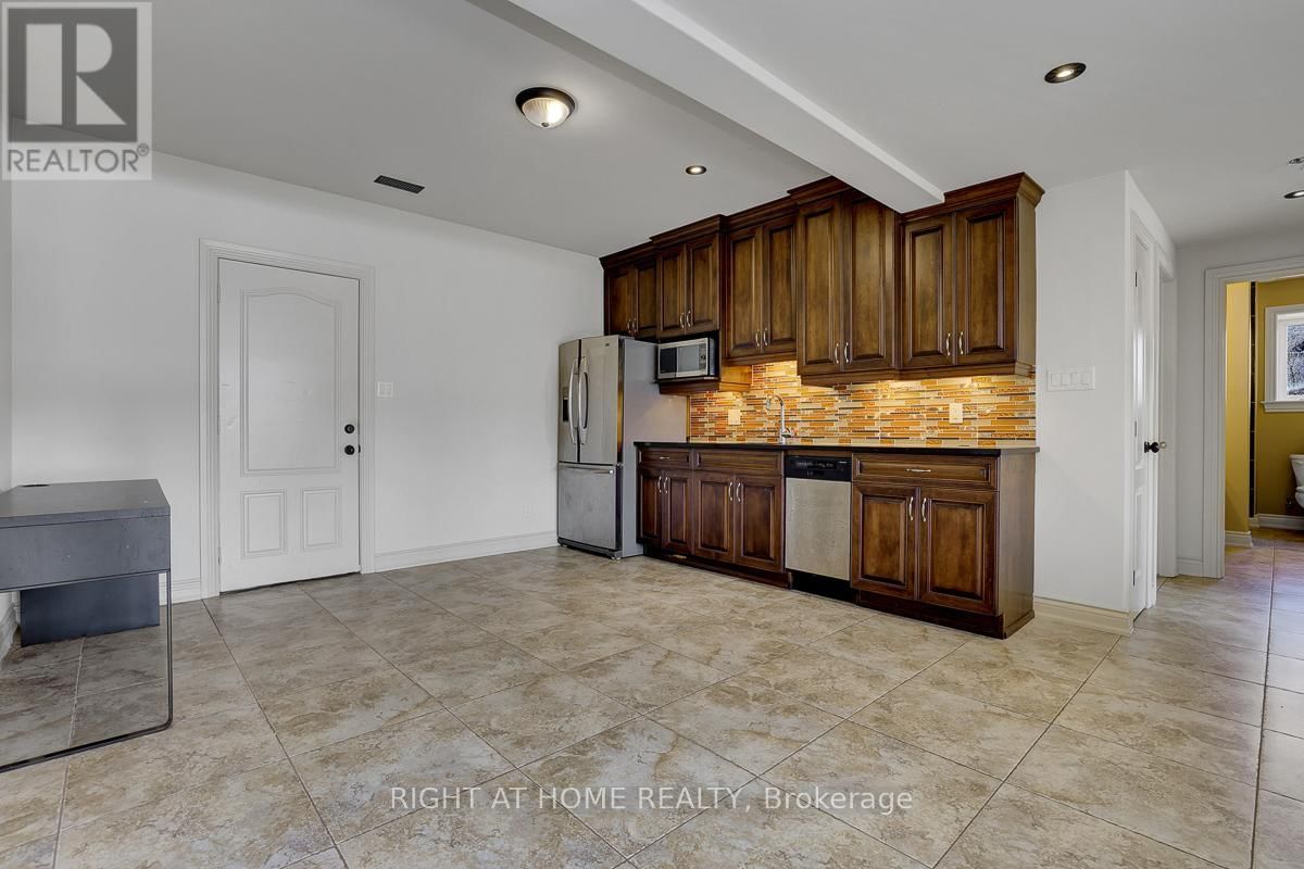 8660 FLEWELLYN ROAD Image 29