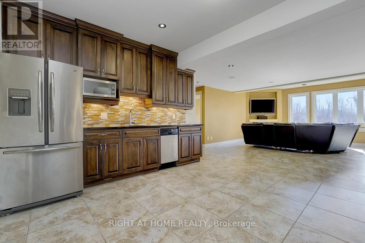 8660 FLEWELLYN ROAD Image 30