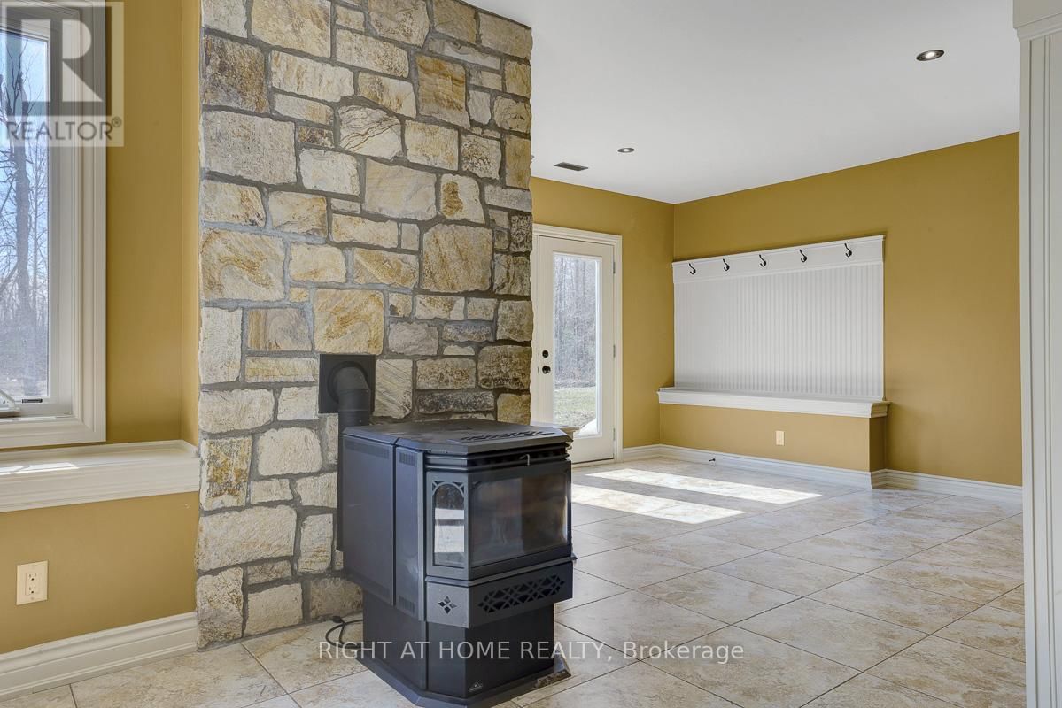 8660 FLEWELLYN ROAD Image 32