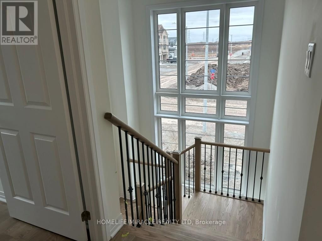 8 CANVAS CRESCENT Image 13