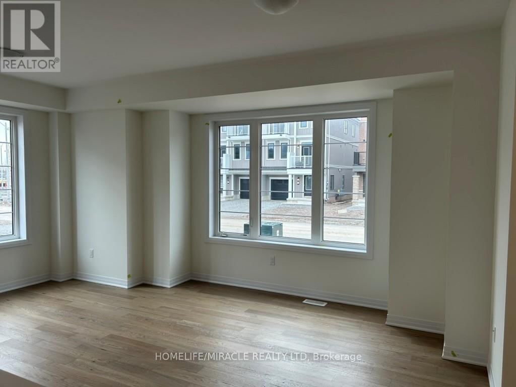 8 CANVAS CRESCENT Image 5