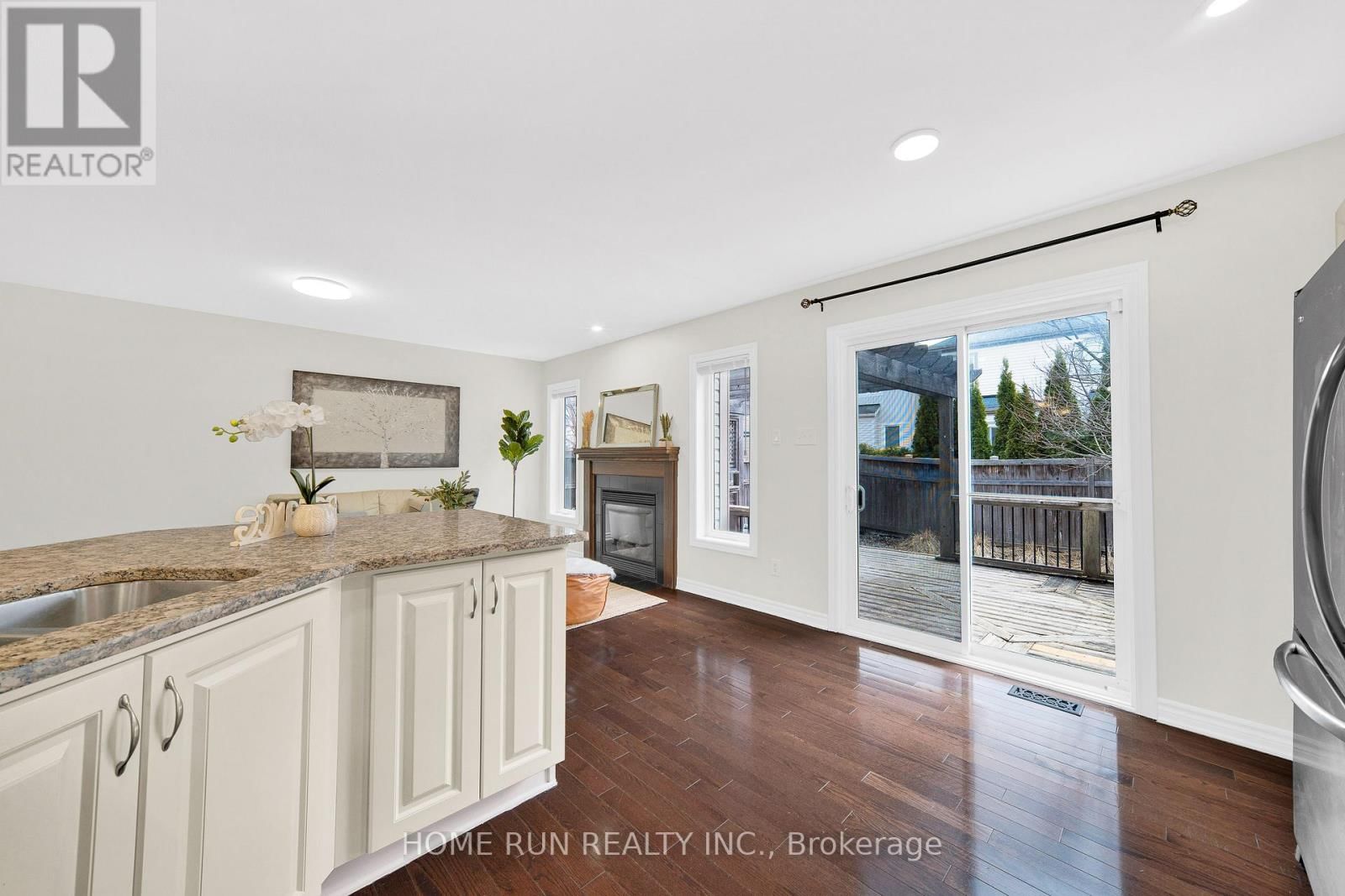 284 PAR-LA-VILLE CIRCLE Image 15