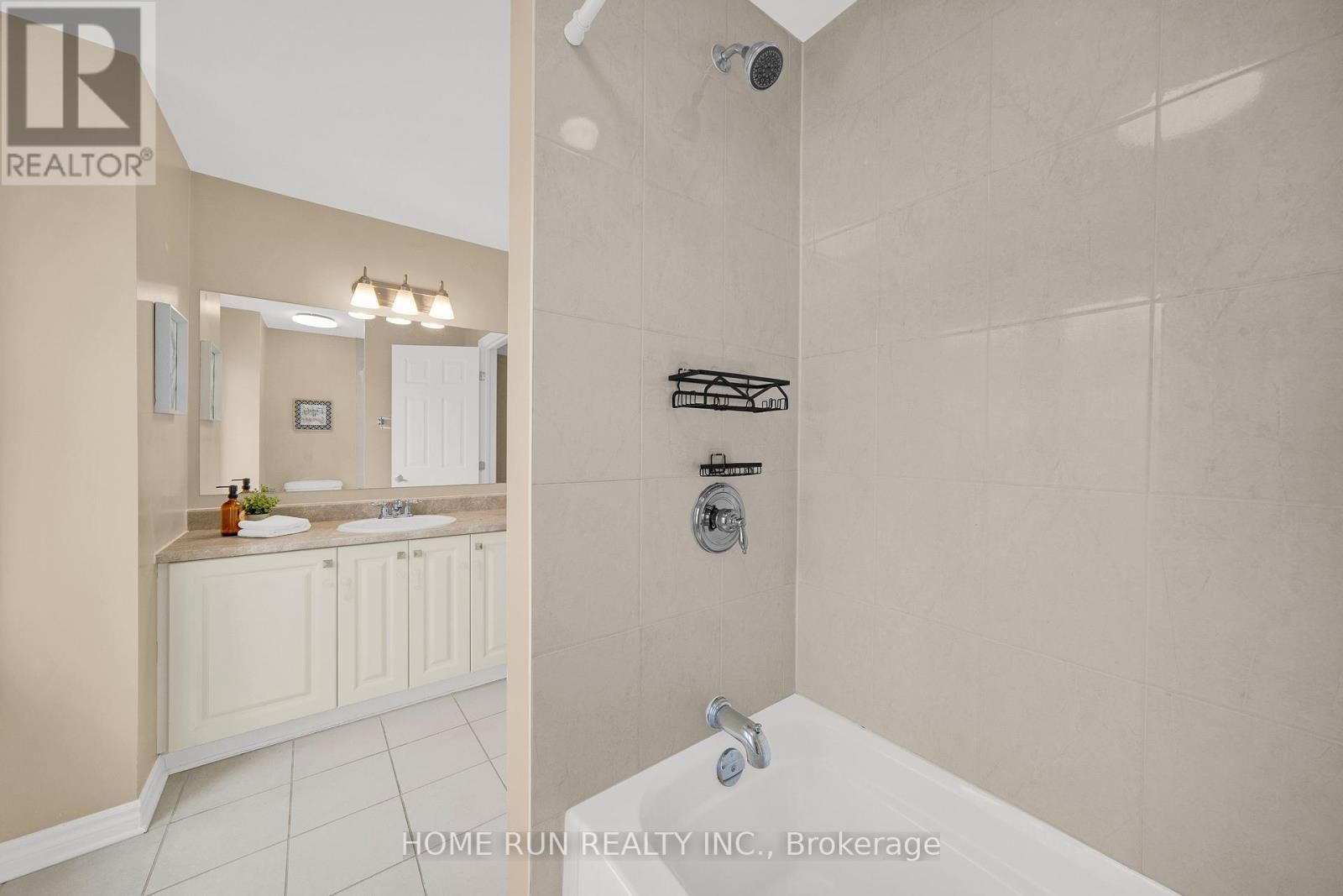 284 PAR-LA-VILLE CIRCLE Image 25