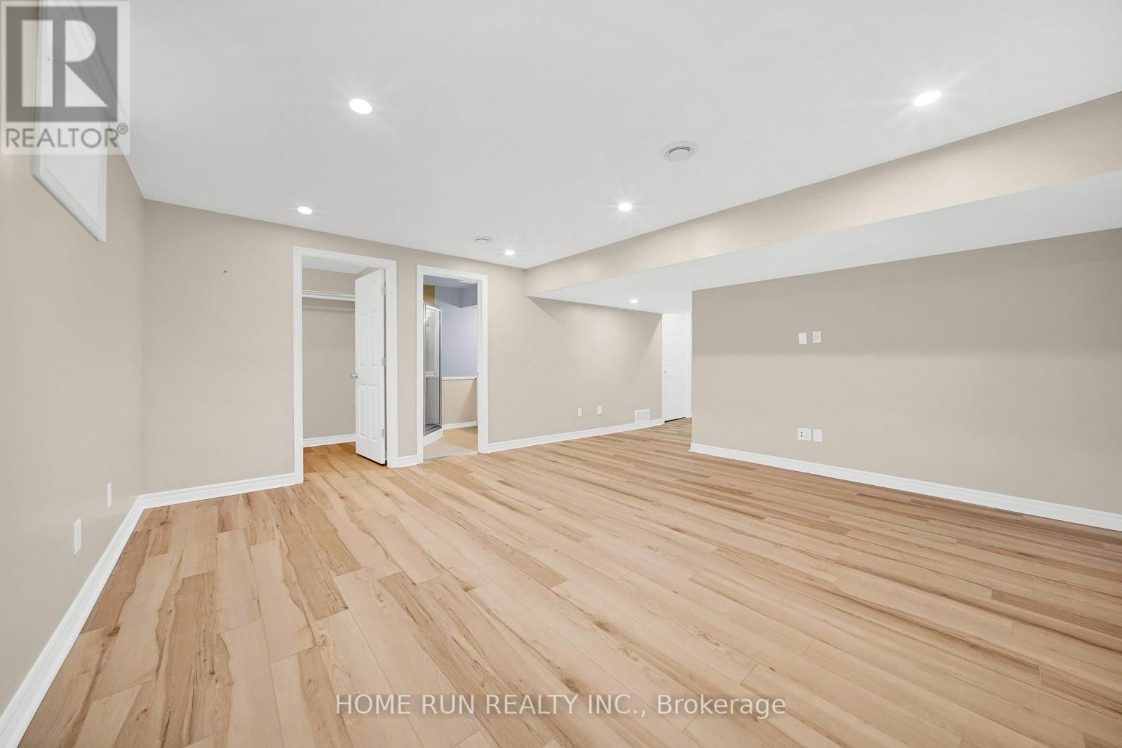 284 PAR-LA-VILLE CIRCLE Image 28