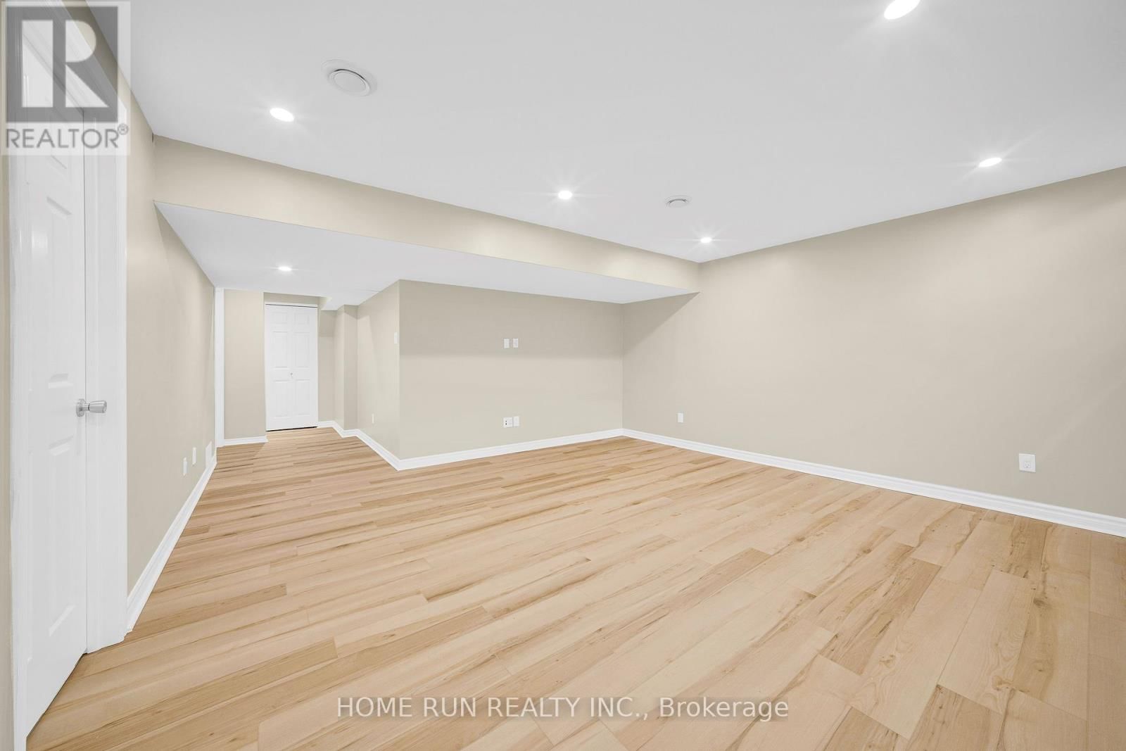 284 PAR-LA-VILLE CIRCLE Image 29