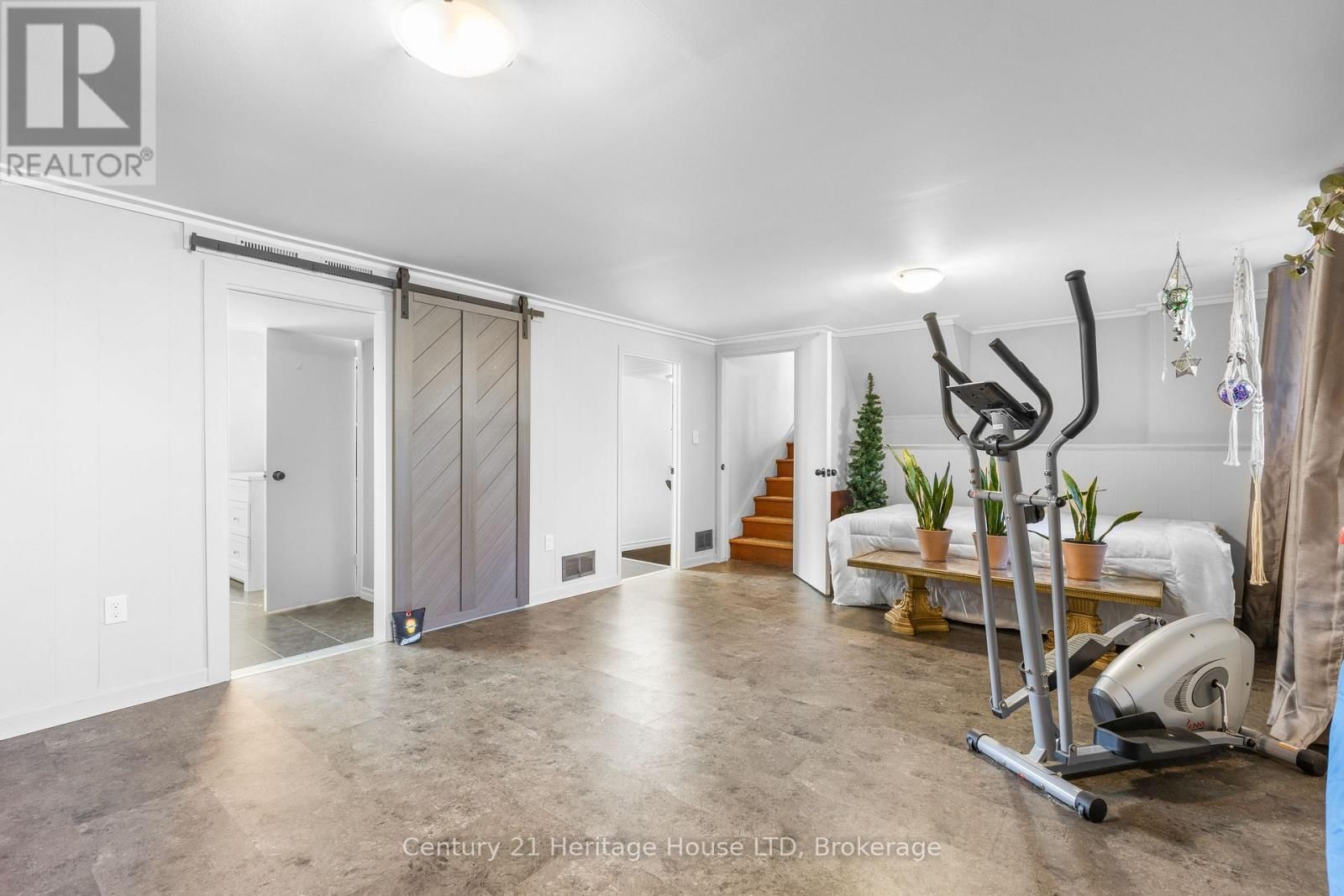 8 SATURN COURT Image 17