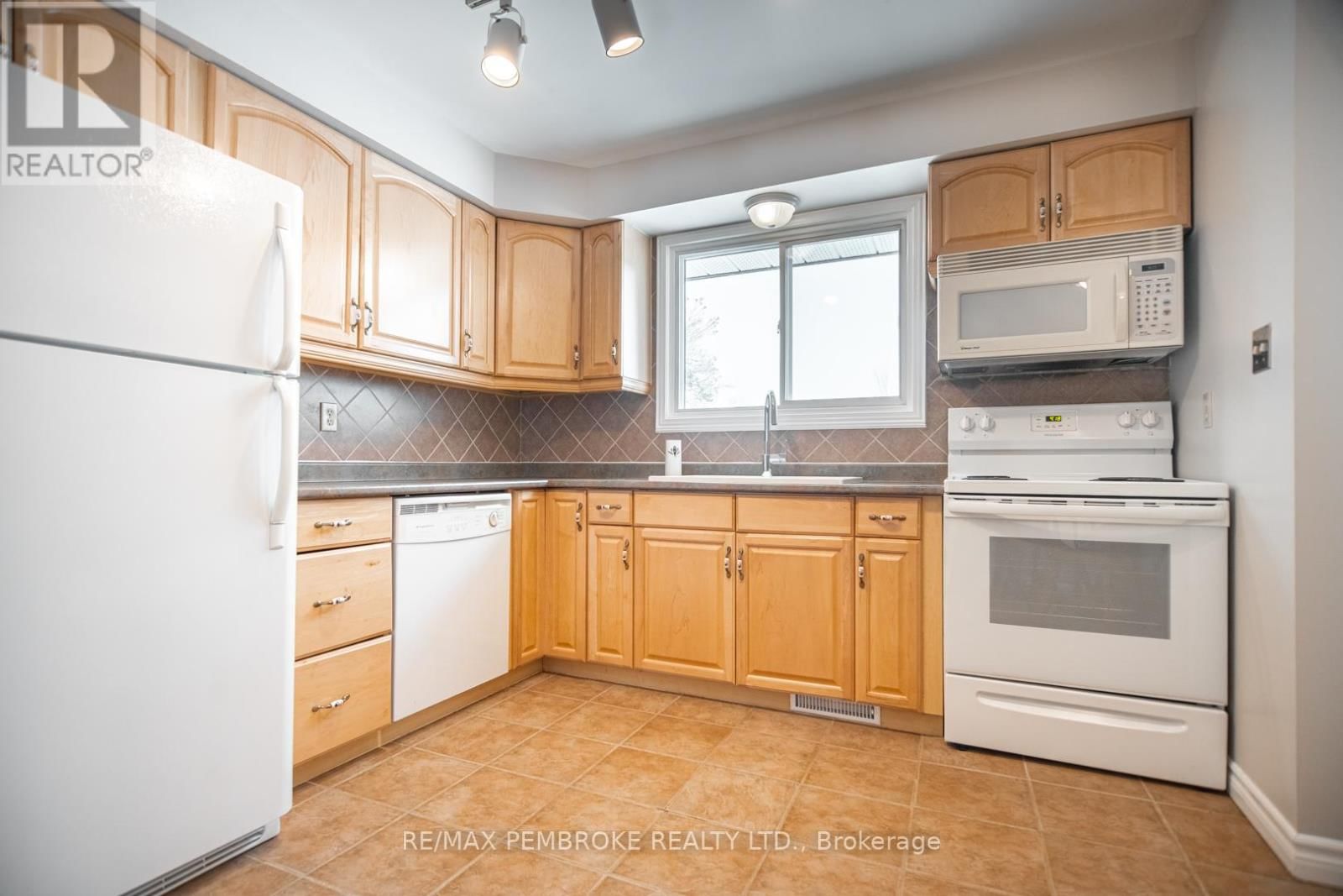 395 CHAMBERLAIN STREET Image 5