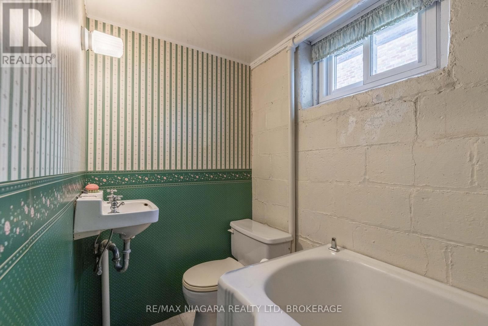 6469 BARKER STREET Image 16