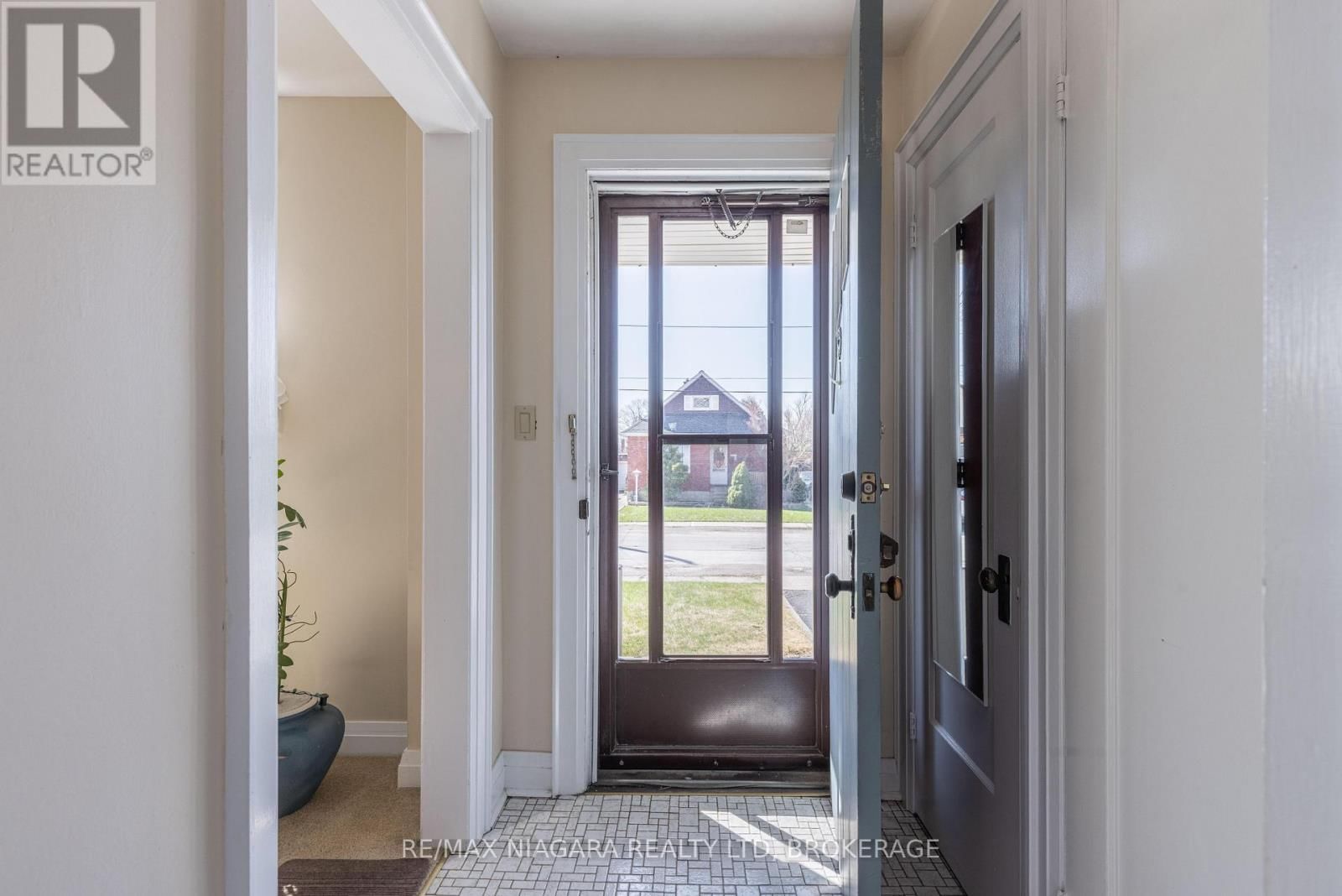 6469 BARKER STREET Image 6