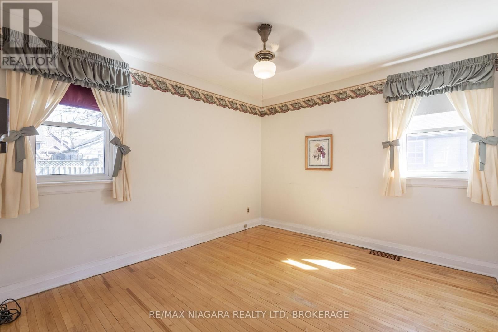 6469 BARKER STREET Image 9