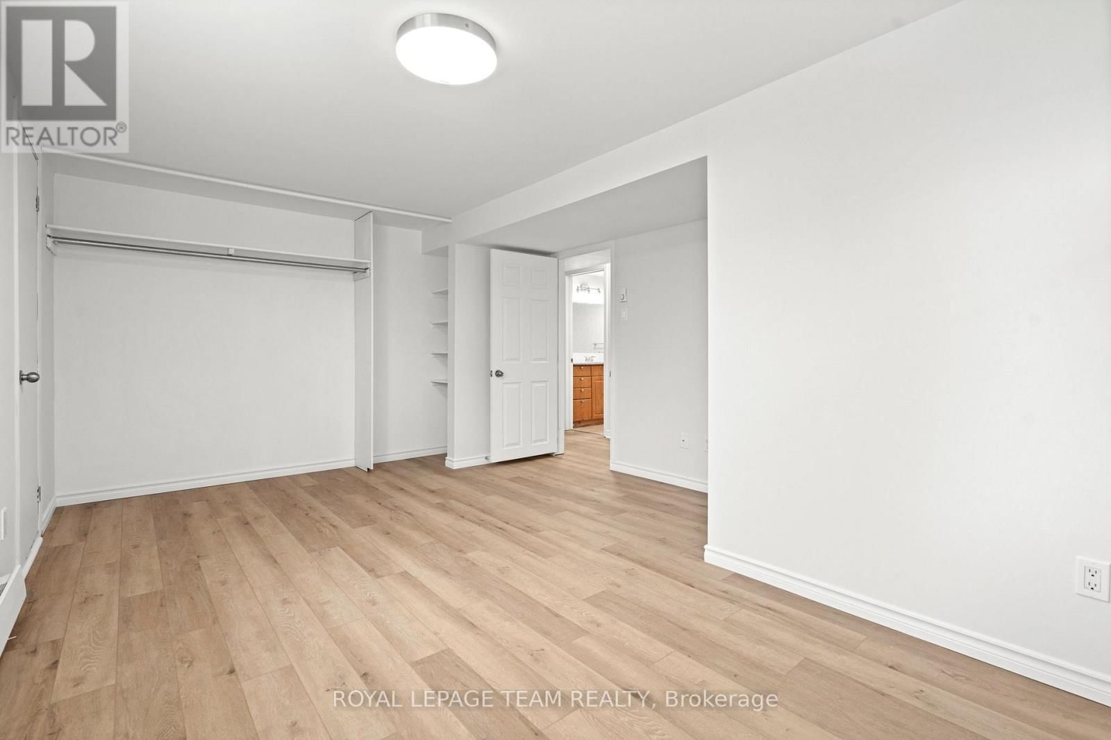 B - 1 STEEL STREET Image 17