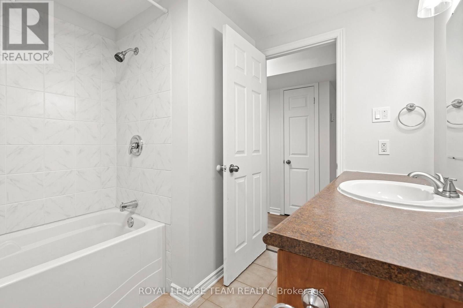 B - 1 STEEL STREET Image 19