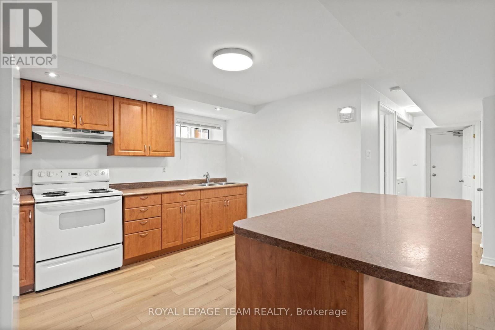 B - 1 STEEL STREET Image 7