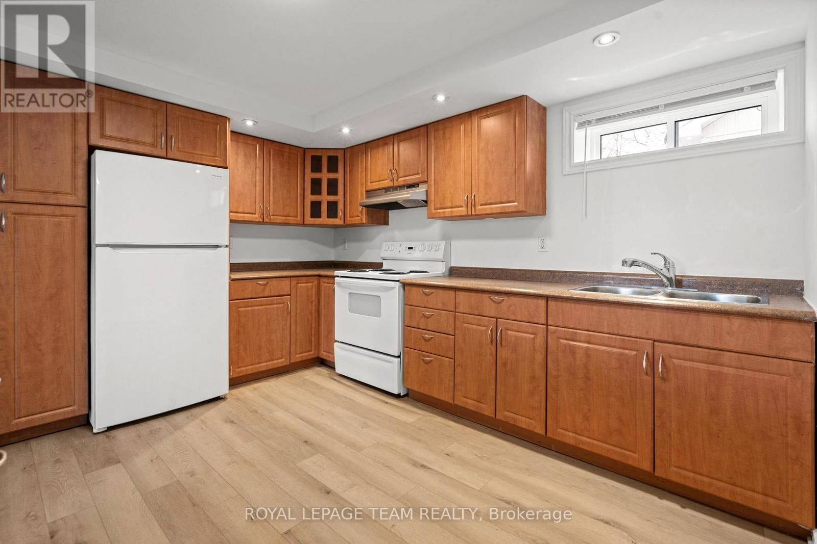 B - 1 STEEL STREET Image 8