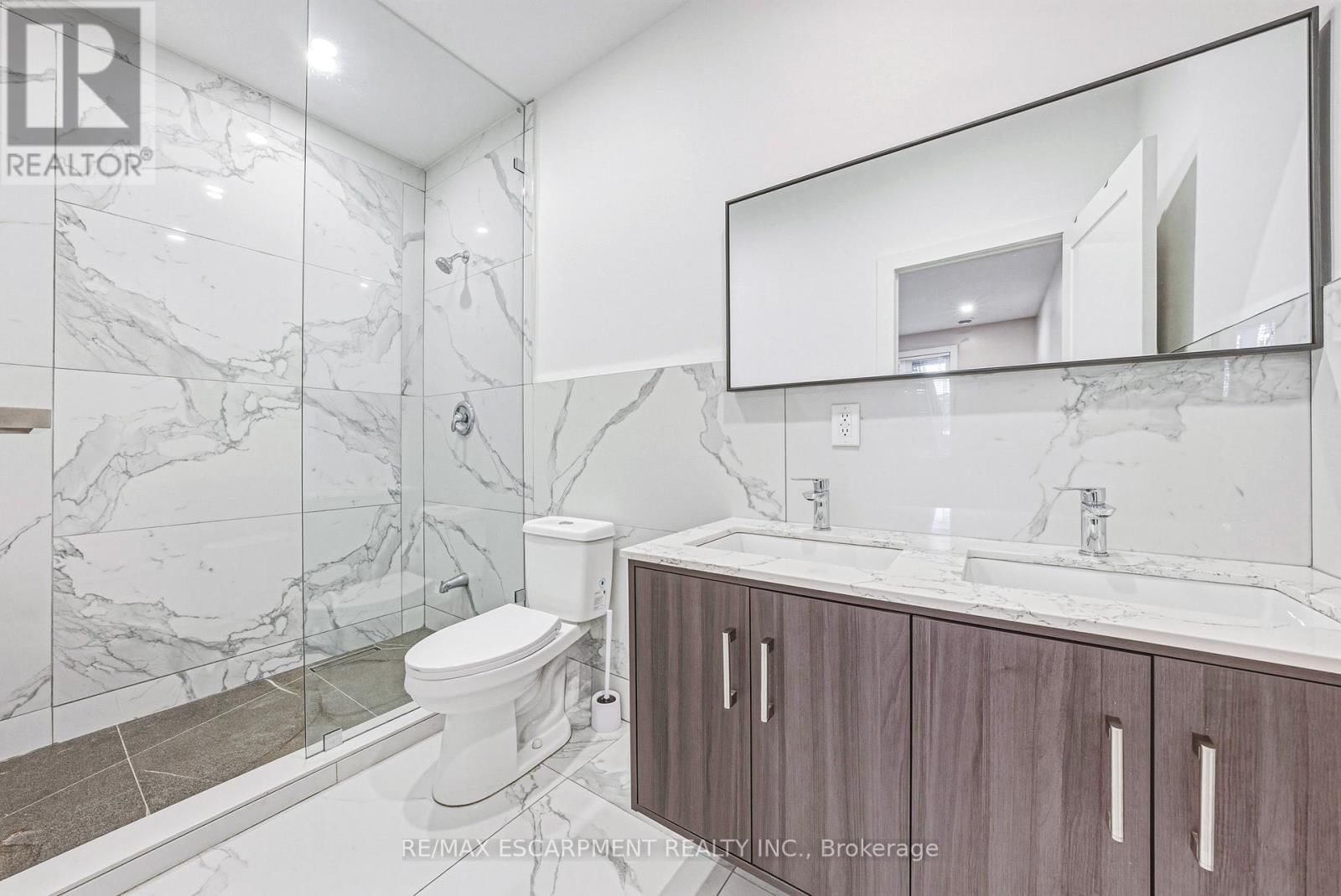 68 VANSITMART AVENUE NORTH Image 14