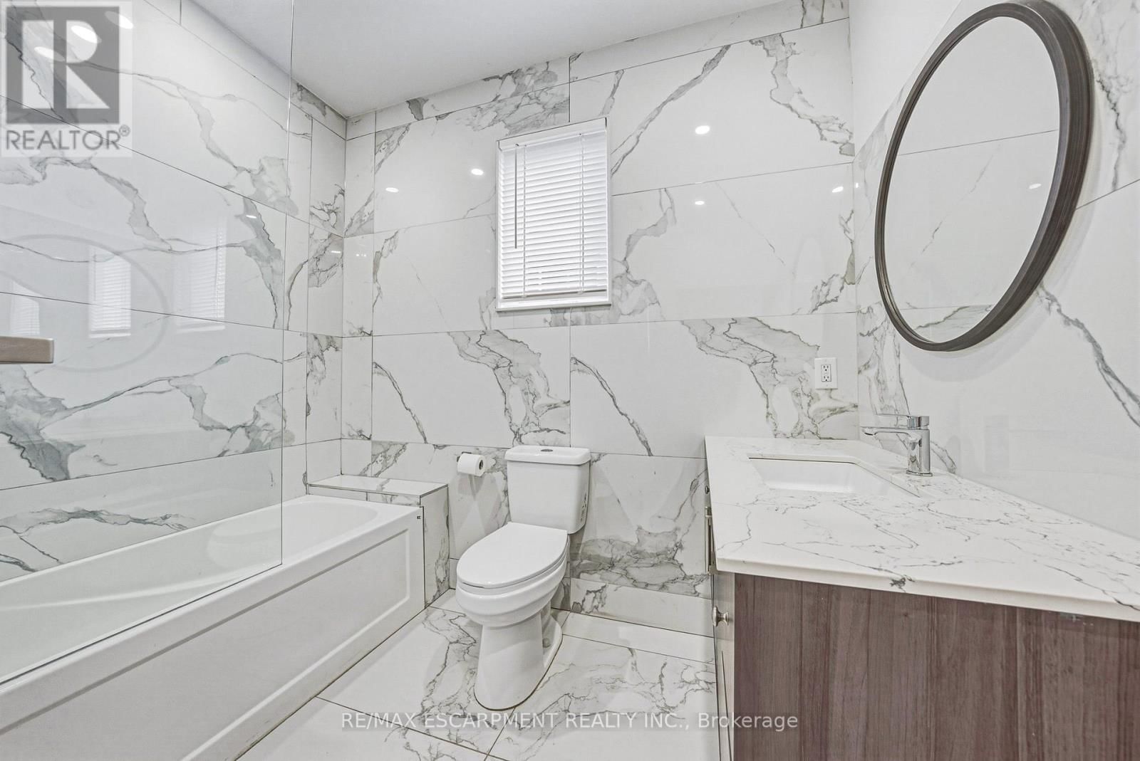 68 VANSITMART AVENUE NORTH Image 17