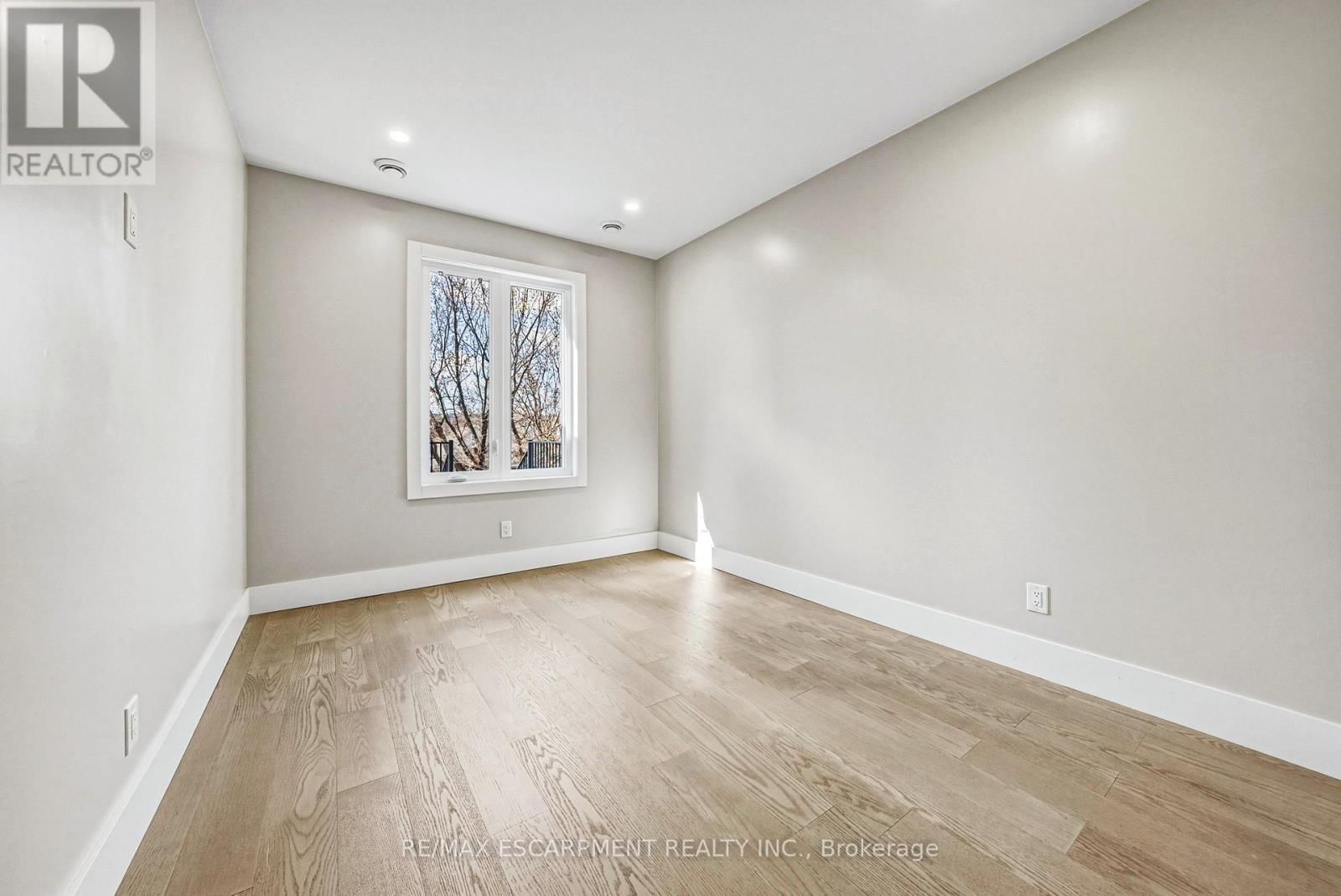 68 VANSITMART AVENUE NORTH Image 28