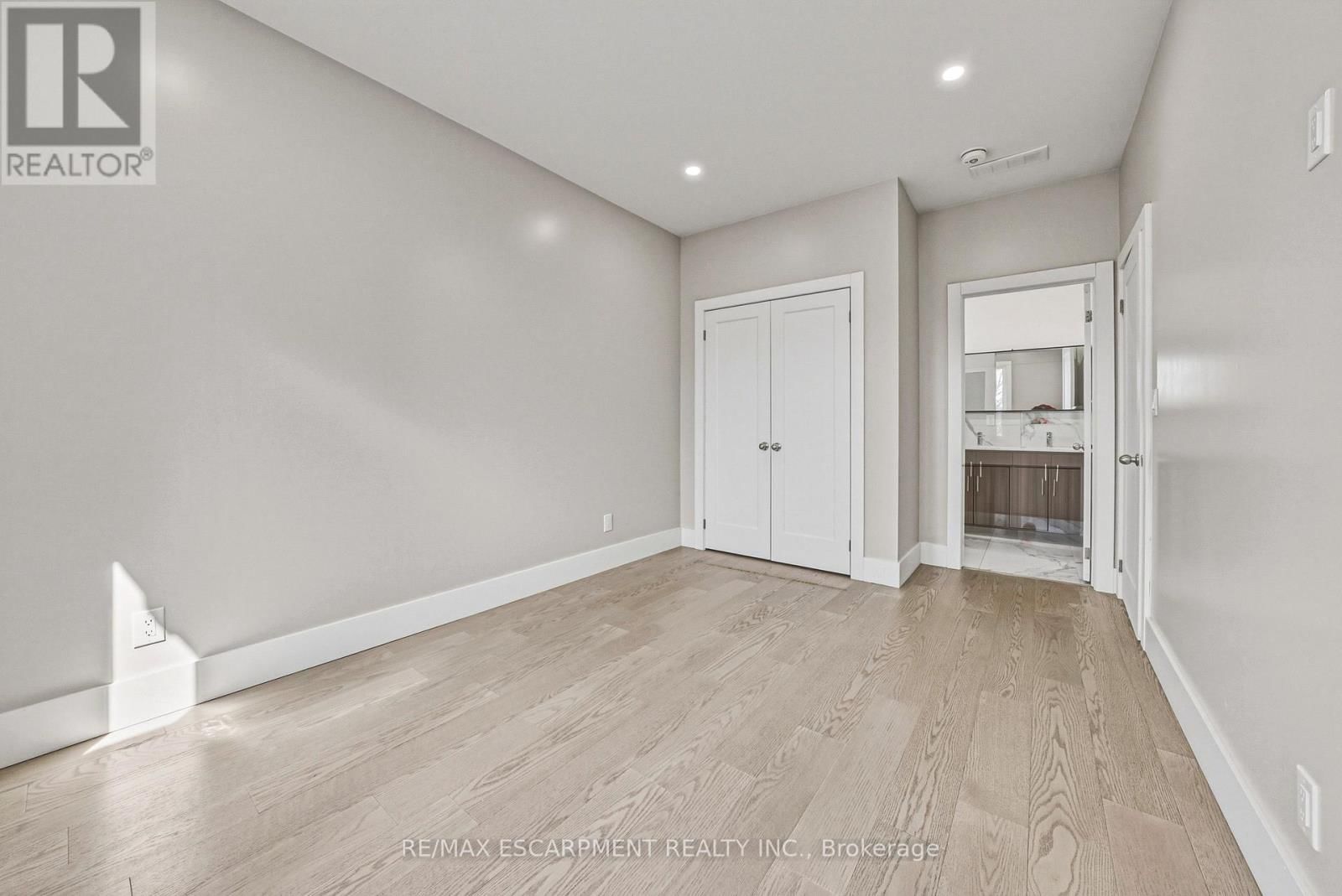 68 VANSITMART AVENUE NORTH Image 29